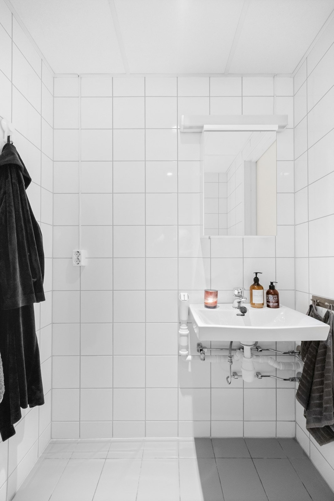 Baderommet har varme i gulv og opplegg for vaskemaskin Galleribilde