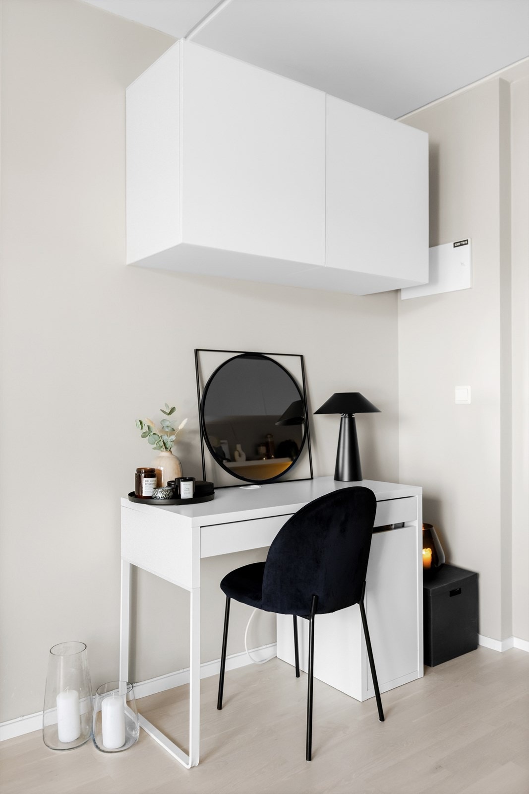 Stuen er av god størrelse og har plass til hjemmekontorløsning hvis ønskelig Galleribilde