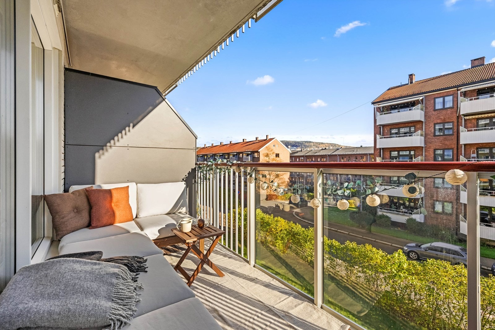 Sommerbilder fra terrassen. Sol fra morgen til tidlig ettermiddag Galleribilde