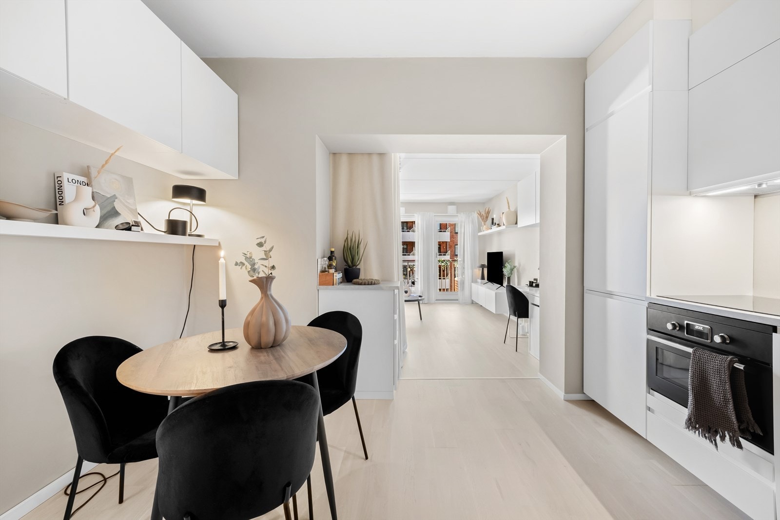 Stue og kjøkken har en delvis åpen løsning, men er samtidig godt tilbaketrukket fra hverandre Galleribilde