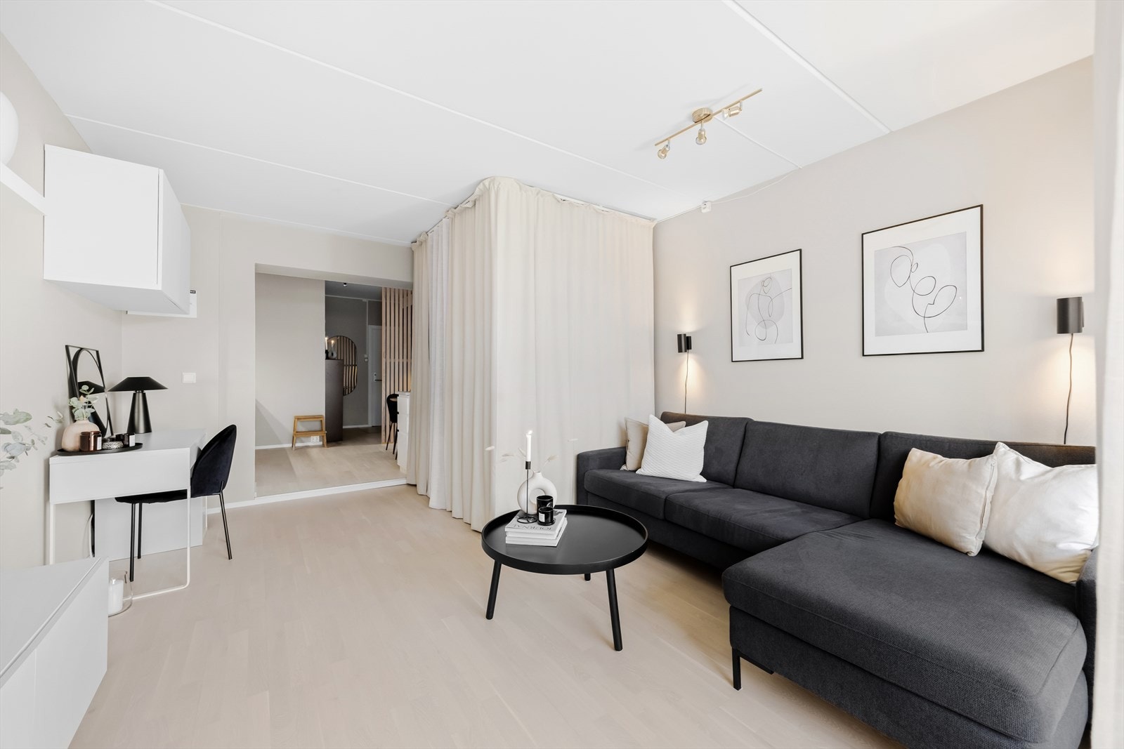 Leiligheten er malt i lyse og delikate fargetoner Galleribilde