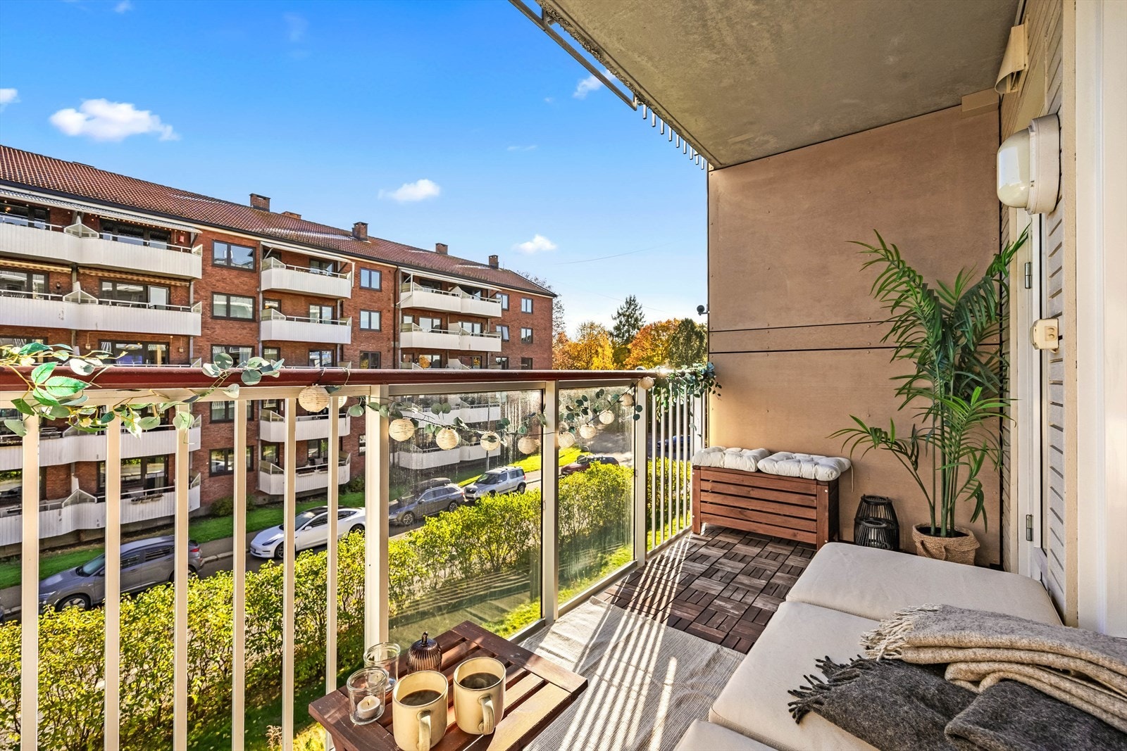 Sommerbilder fra terrassen. Sol fra morgen til tidlig ettermiddag Galleribilde