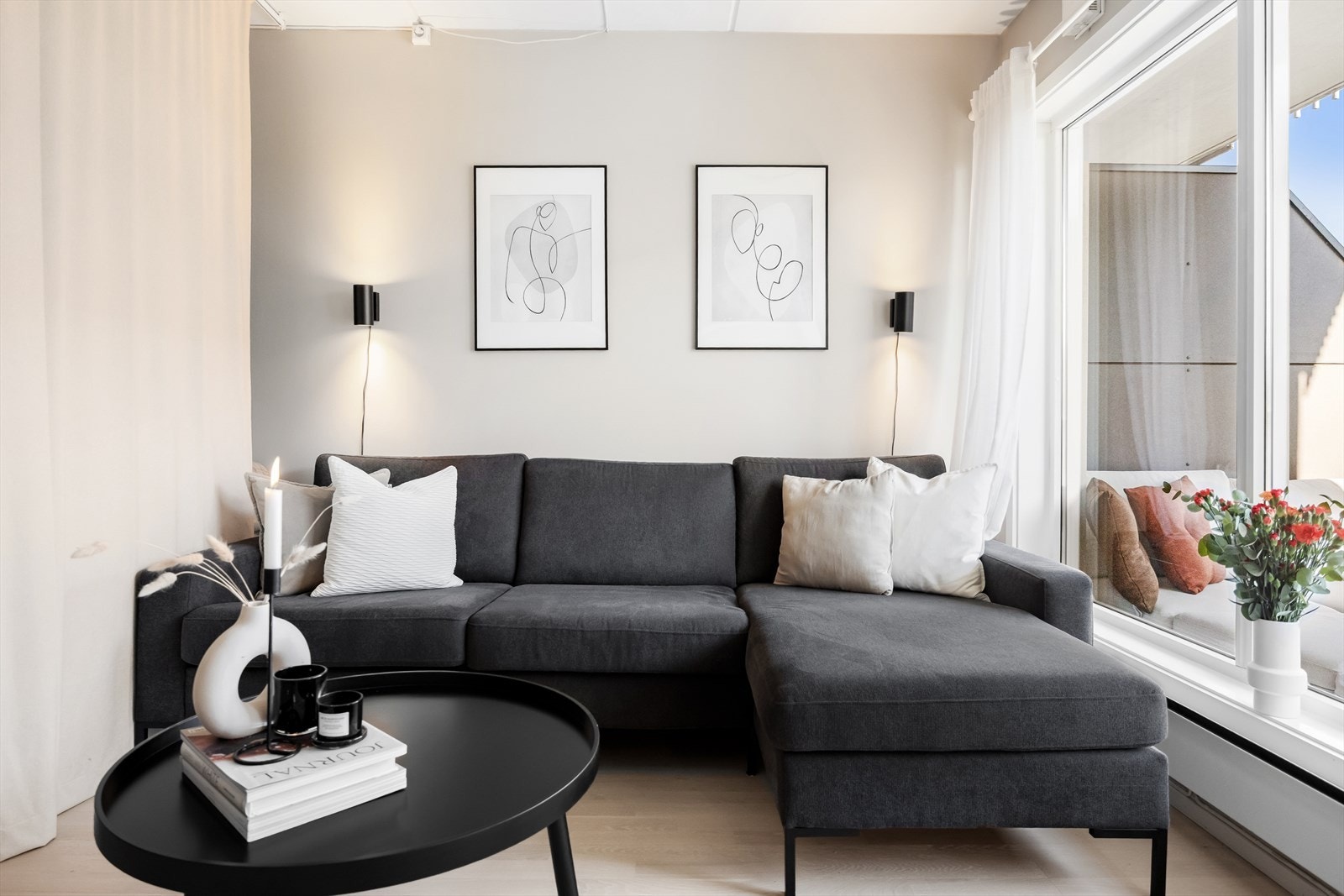 I stuen har du store og flotte vindusflater som slipper inn godt med lys Galleribilde