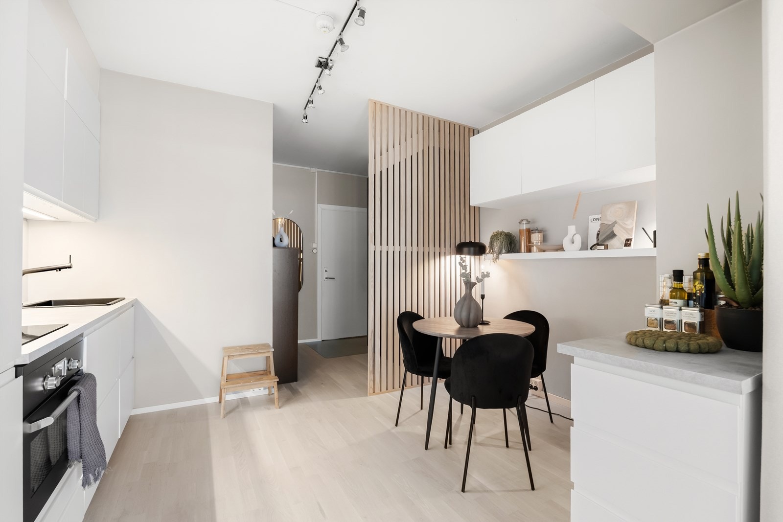 Kjøkkenet er av god størrelse og har plass til spisebord Galleribilde