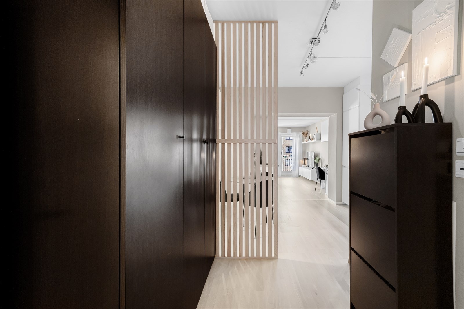 Romslig entrè med gode oppbevaringsmuligheter i medfølgende garderobeskap Galleribilde