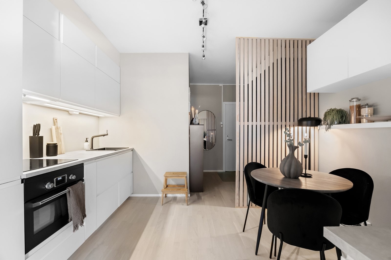 Induksjonstopp, stekeovn, oppvaskmaskin og kjøl/frys er integrert i innredningen Galleribilde