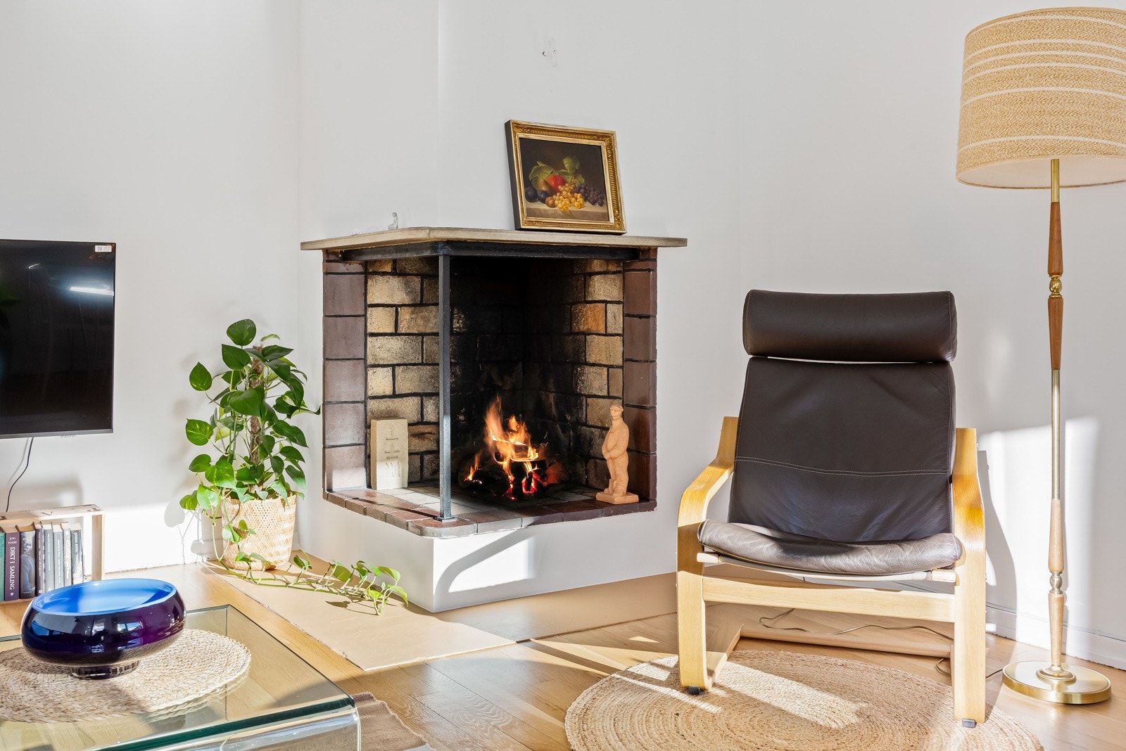 Varmtvann og fyring er inkludert i felleskostnadene, men for ekstra kos og varme på kalde vinterdager er peisen et fint tilskudd Galleribilde