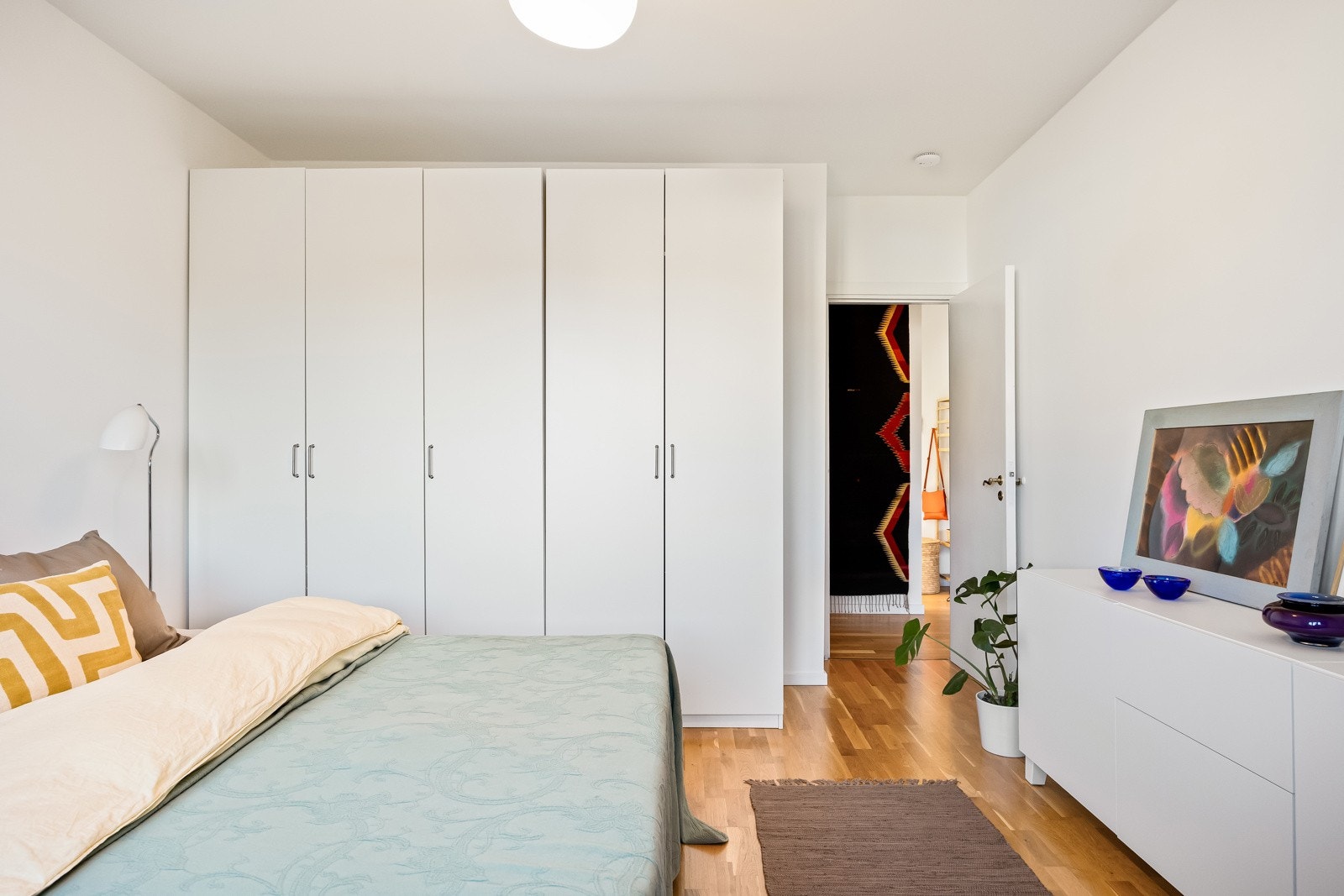 Her har du plass til stor dobbeltseng med tilhørende nattbord og garderobeskap. Videre kan du møblere med et lite kontorhjørne Galleribilde