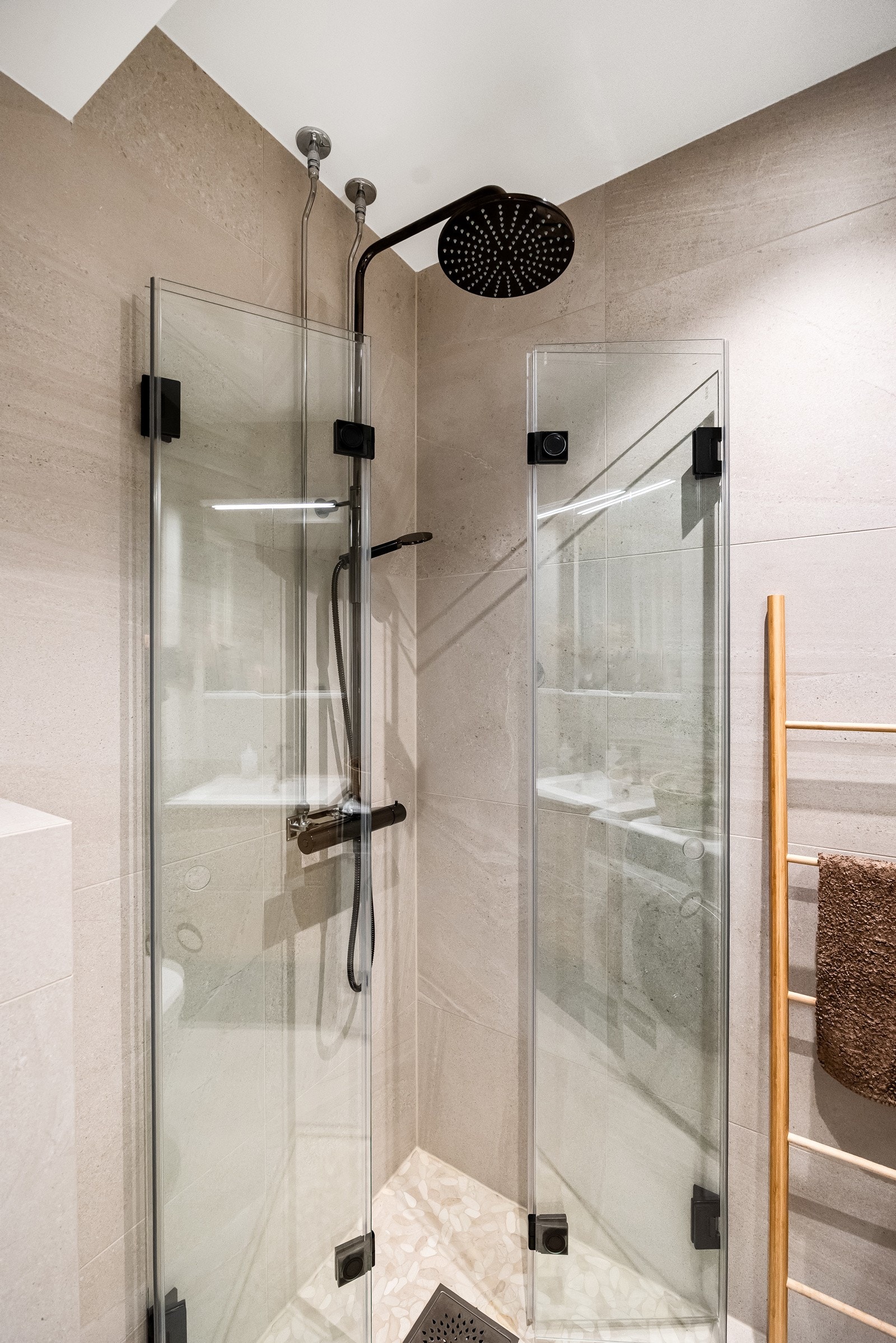 Lekre Lekre 60x60cm fliser fra Nordic Stone med naturstein på gulv i dusjsonen, armatur i sort krom fra Tapwell og eik servantinnredning Galleribilde