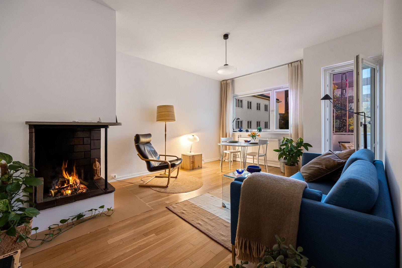 Stuen har sparklede, slette overflater med nyslipt gulv av eik og god takhøyde Galleribilde