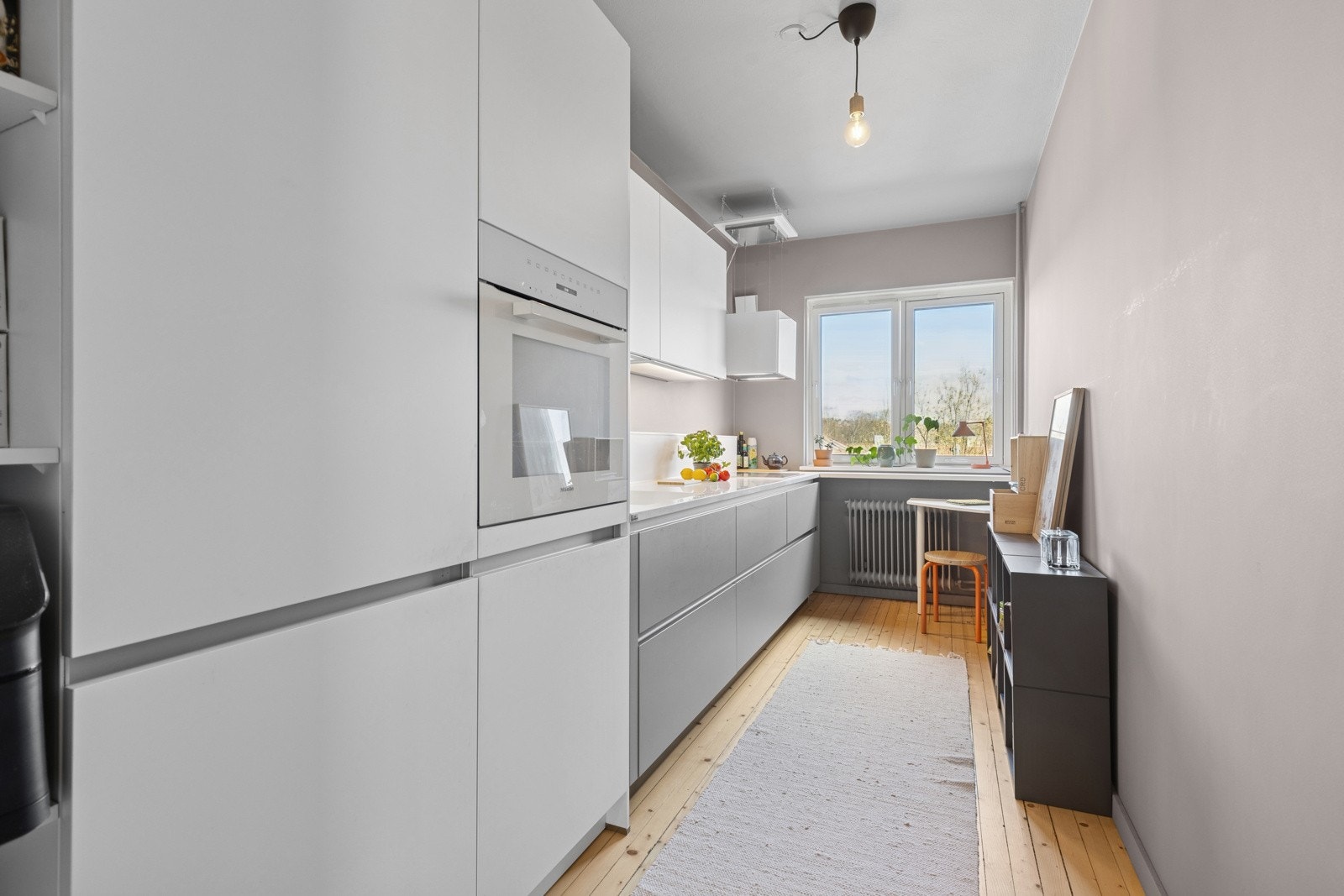 Flott separat kjøkken fra 2023 med innredning fra tyske Nolte Küchen - kjent for høy kvalitet, tidløs design og presisjon i hver detalj Galleribilde