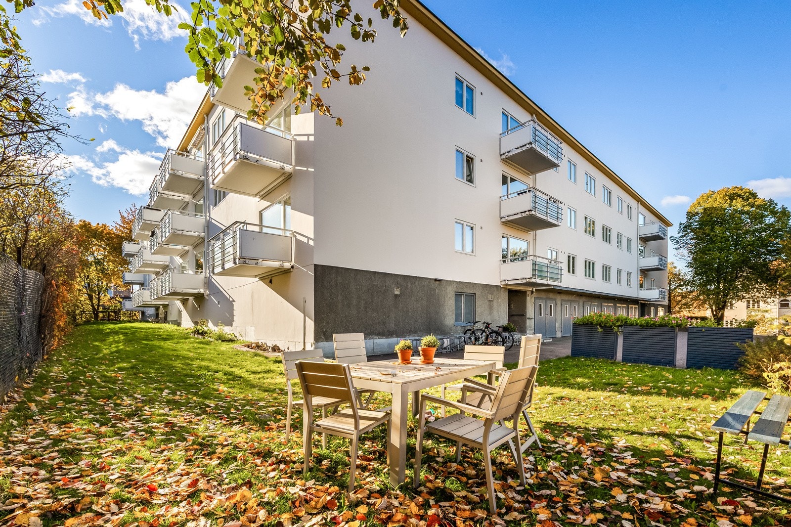 Boeboerne diponerer flotte og velholdte utearealer med hyggelige sittegrupper i naturskjønne omgivelser Galleribilde