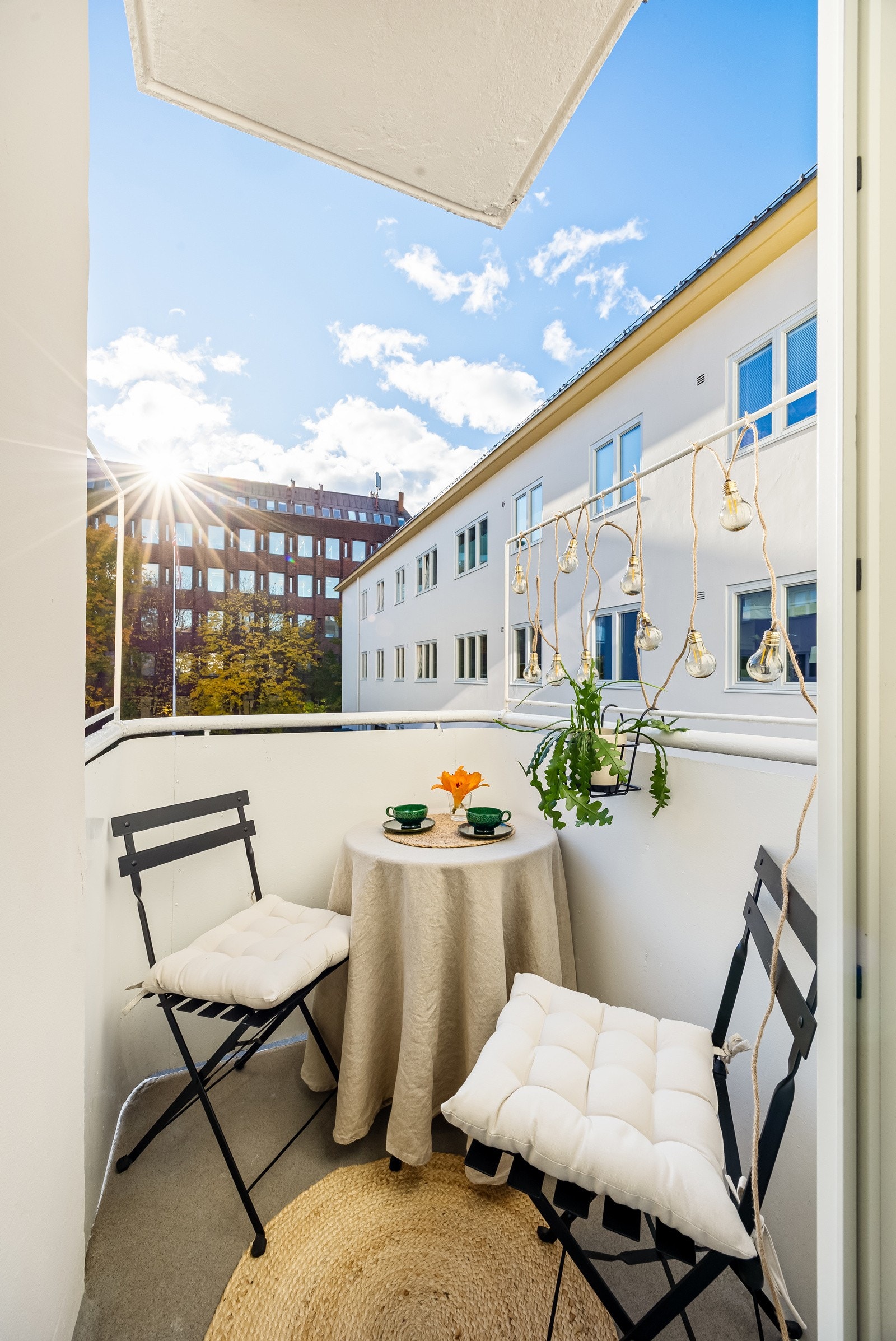 Nydelig balkong med plass til en hyggelig sittegruppe og sidebord hvor du kan nyte solen fra morgenen til sen ettermiddag Galleribilde