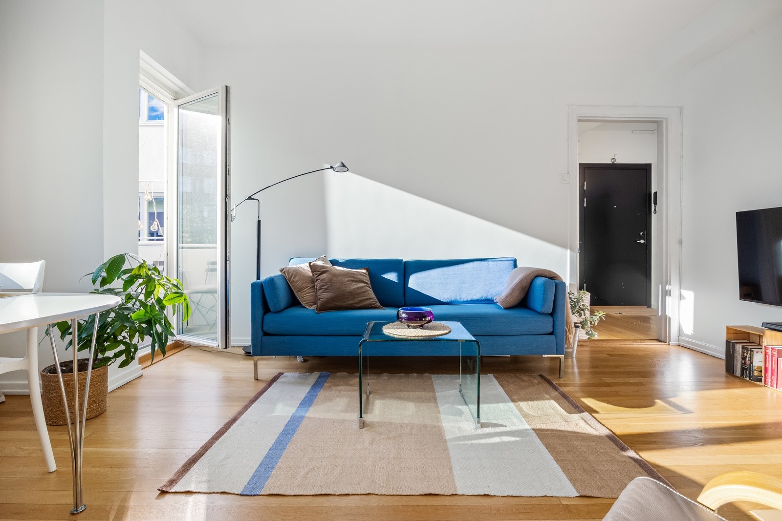 Store vindusflater gir rikelig med naturlig lys inn i stuen Galleribilde