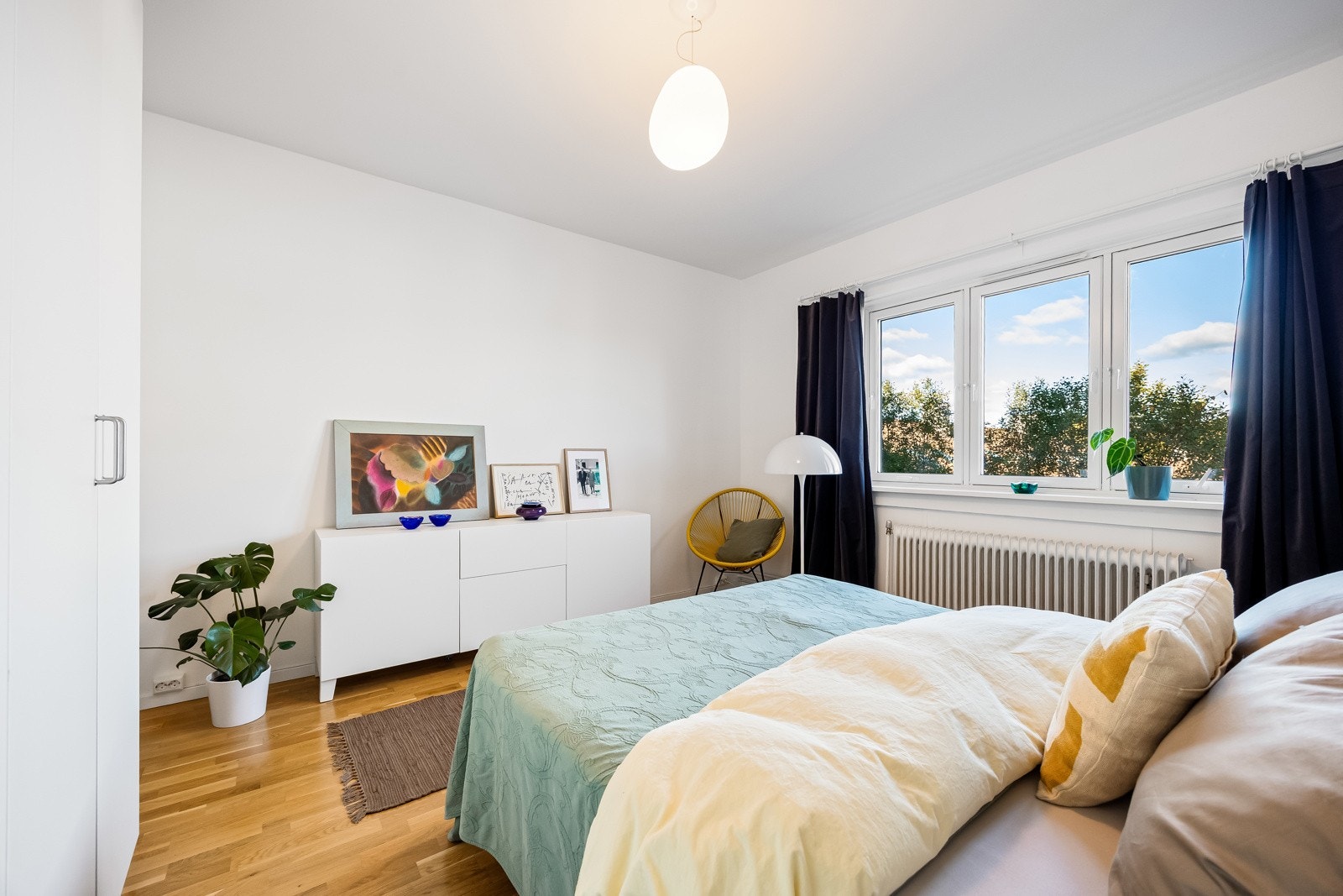 Soverom av generøs størrelse vendt mot rolige omgivelser Galleribilde