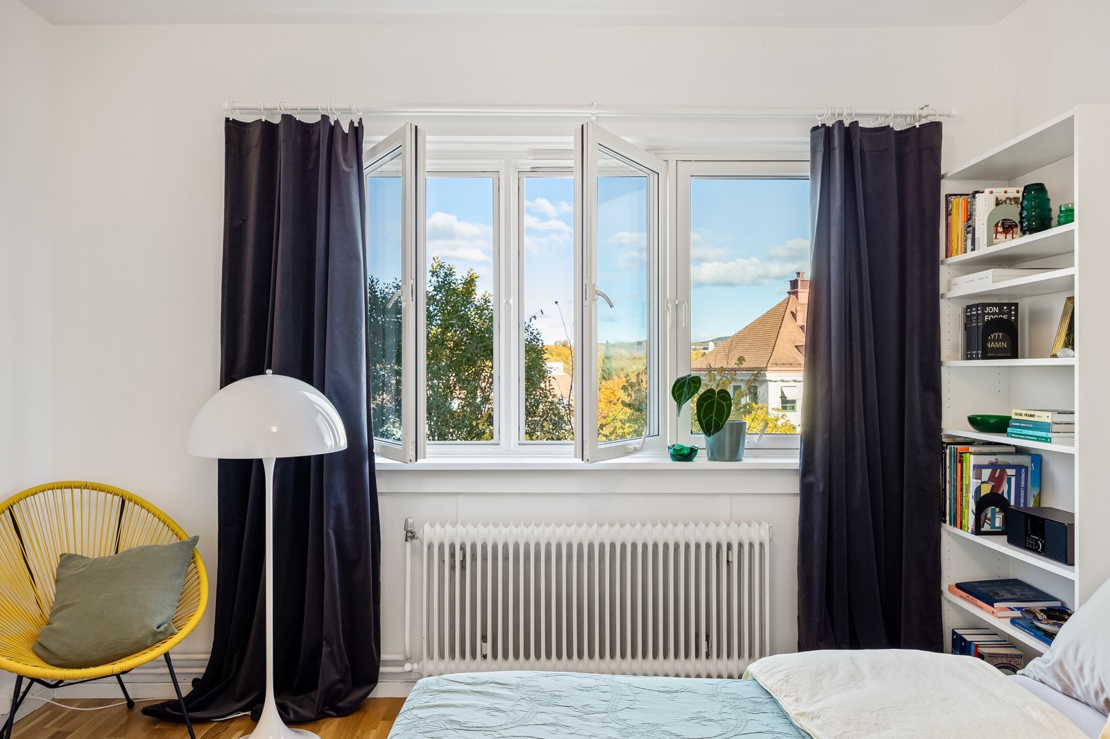 Usjenert og frodig utsyn med utsikt over byen Galleribilde