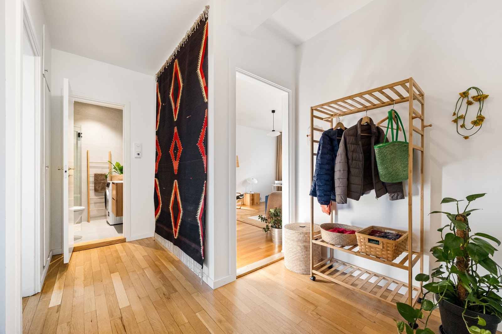 Åpen og innbydende entrè med plass til oppheng av yttertøy og sko. Det er installert calling-anlegg med portåpner Galleribilde