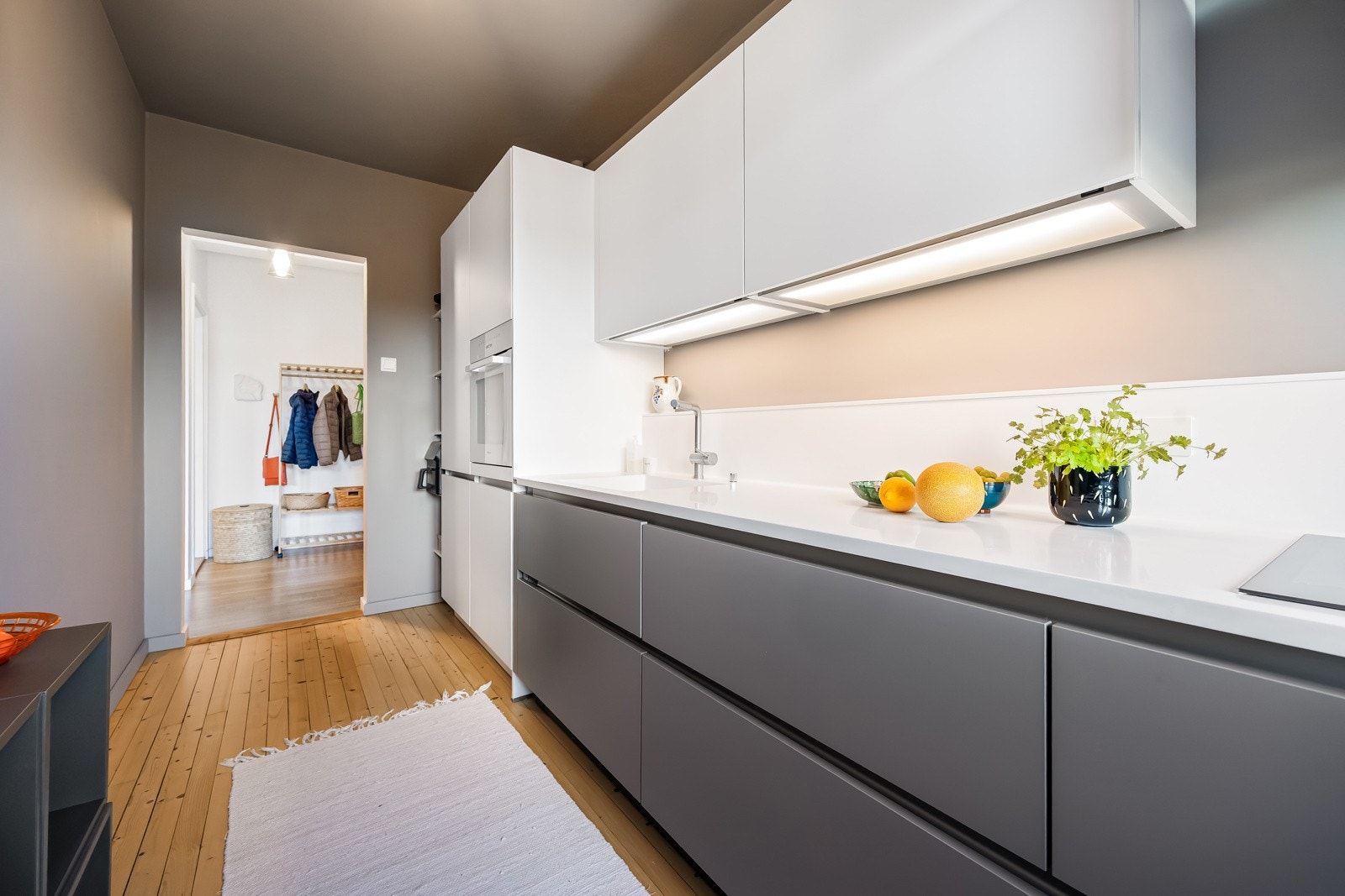 Godt med lagringsplass i over- og underskap med benkbelysning Galleribilde