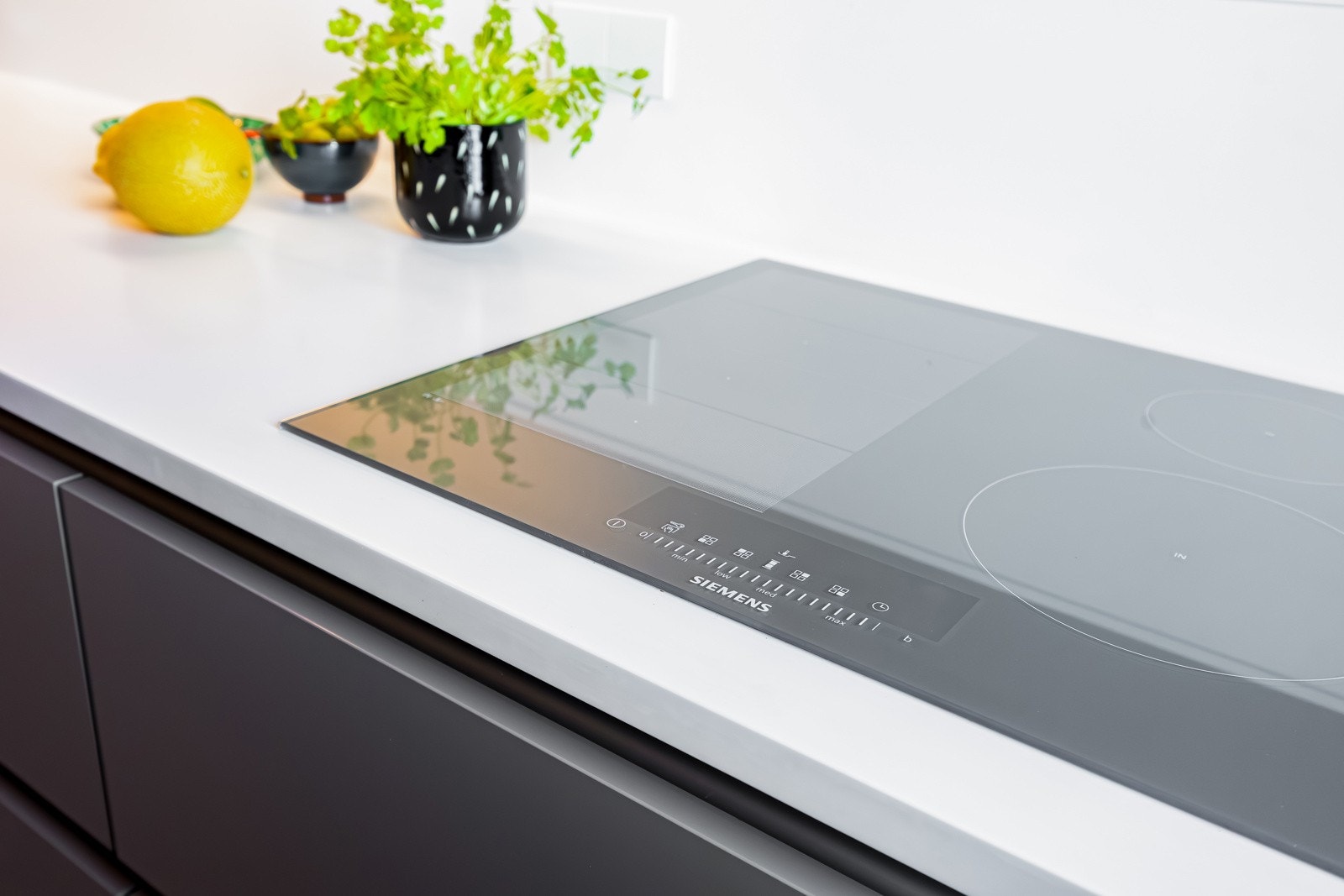 Kjøkkenet er utstyrt med påkostede, integrerte hvitevarer fra Miele og Siemens Galleribilde