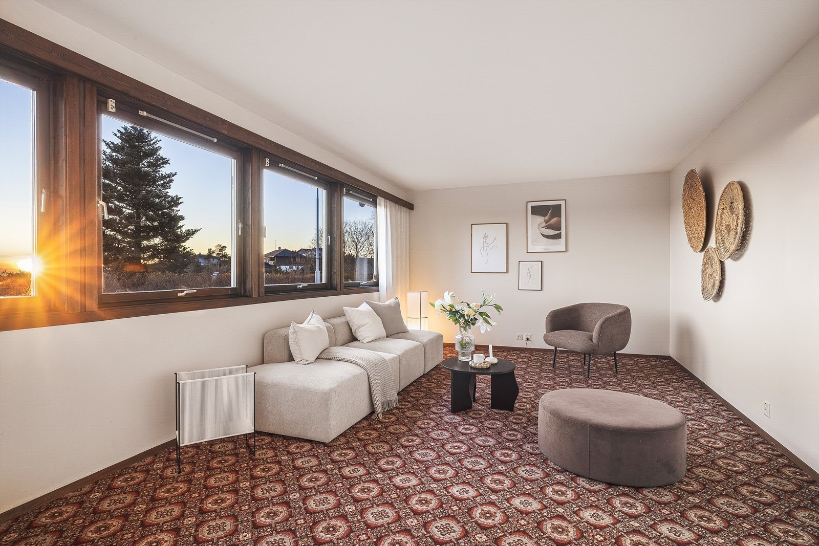 Videre kommer du inn i kjellerstuen! En åpen og luftig kjellerstue med vindusflater som sikrer godt lysinnslipp til en behagelig atmosfære!. Galleribilde