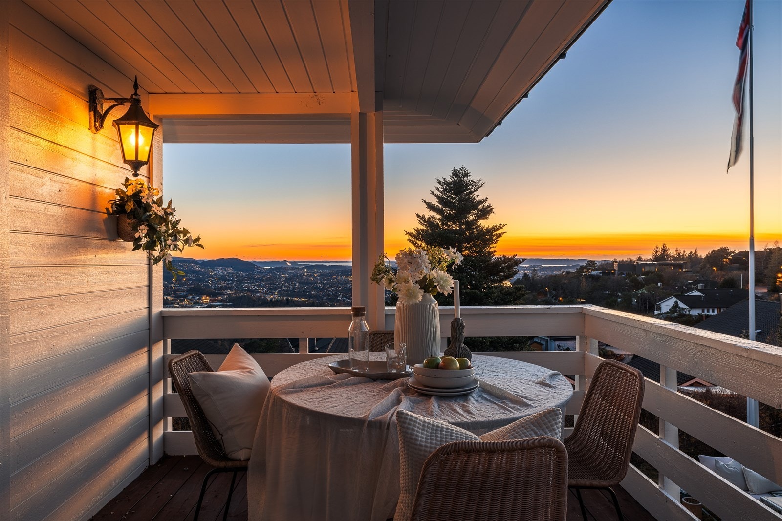 Nyt en fantastisk utsikt over byen fra denne sjarmerende verandaen Galleribilde