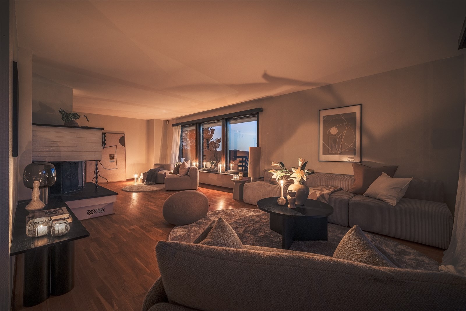 Stemningsfull stue med innbydende atmosfære, perfekt for avslapning og hyggelige sammenkomster. God plass til store og små. Galleribilde