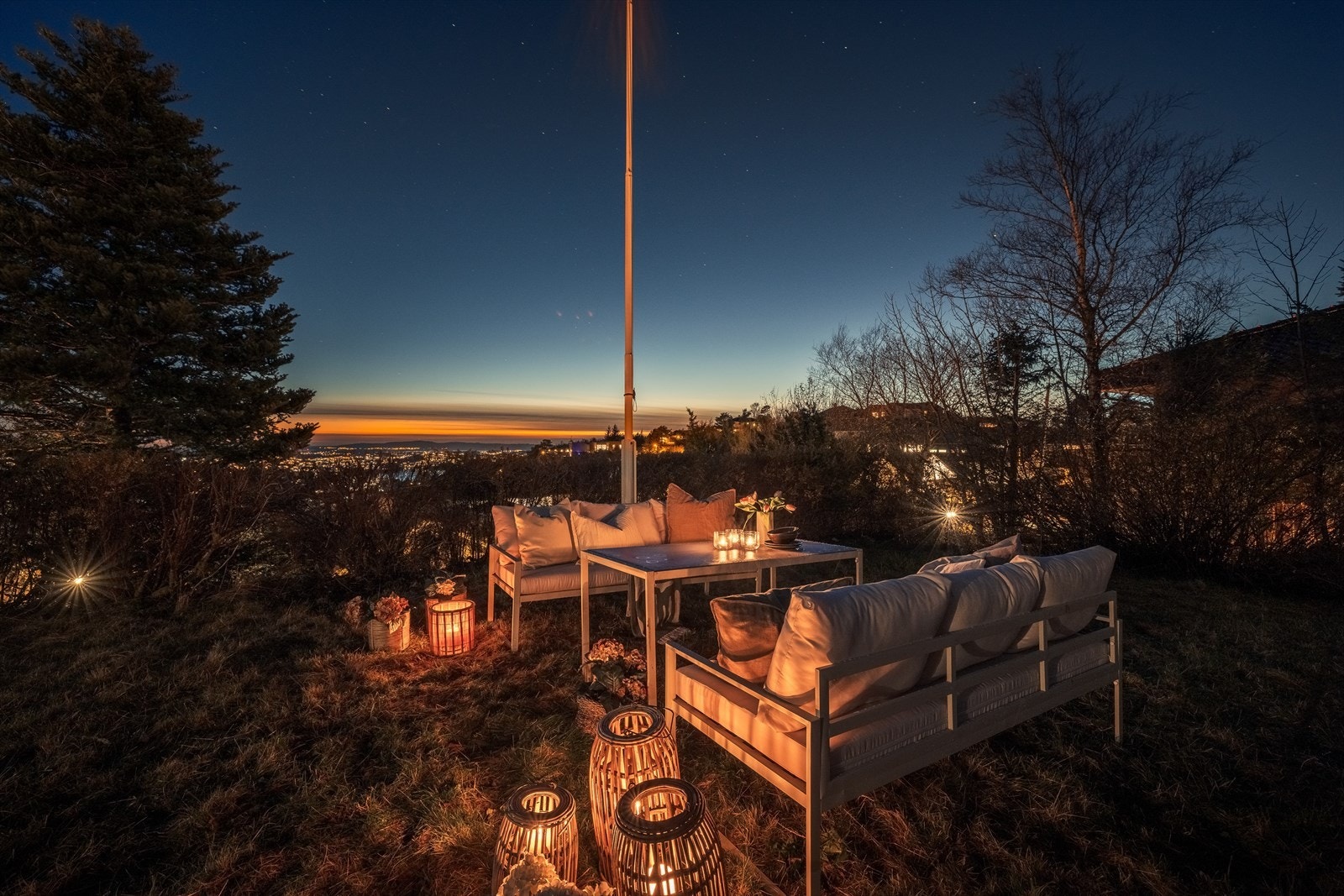 Opplev roen i naturskjønne omgivelser med fantastisk utsikt over byen, perfekt for stemningsfulle kvelder utendørs Galleribilde