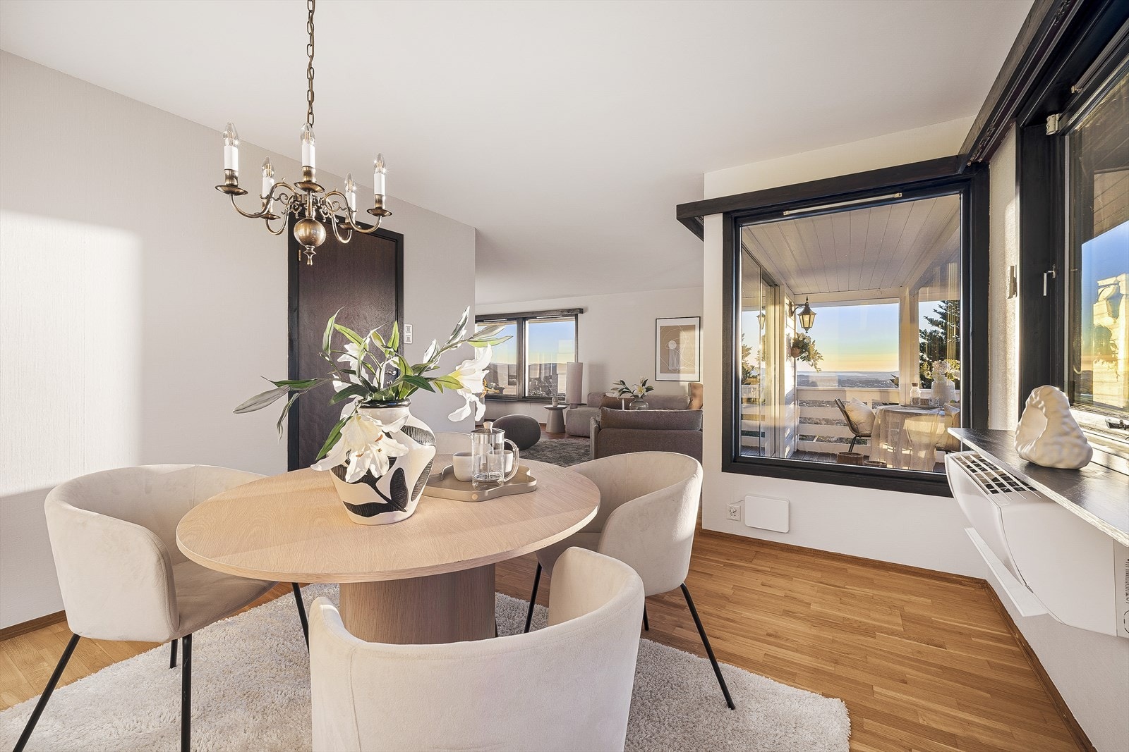 Innvendige trapper av tre. Repo i trapper og rekkverk av tre Galleribilde