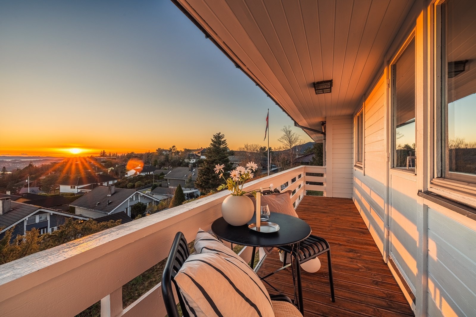 Her er det bare å nyte utsikten. Nye gulvbord lagt på denne altanen i 2025. Galleribilde