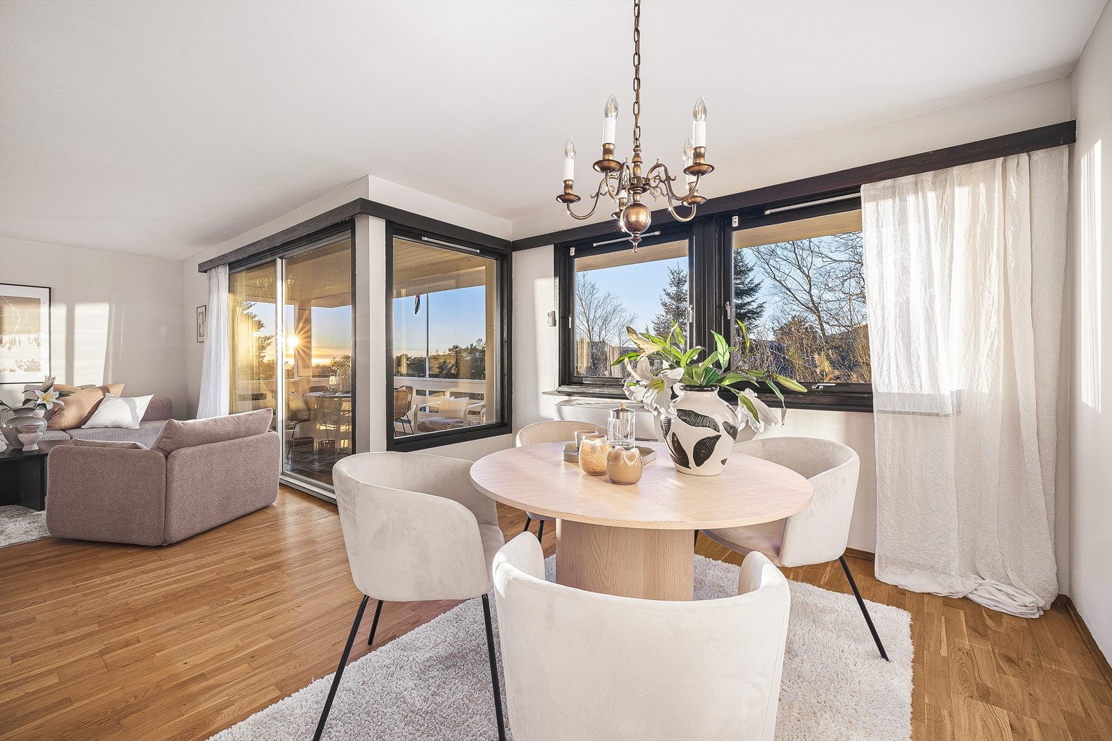 3 boder i underetasjen og loft gir gode oppbevarings muligheter Galleribilde