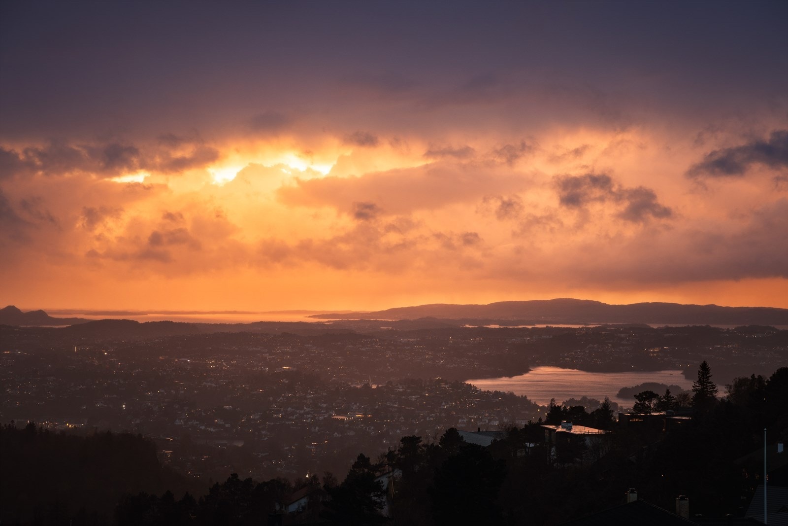 Opplev magiske solnedganger med utsikt over byen og fjordene. En unik beliggenhet som byr på ro og naturskjønnhet Galleribilde