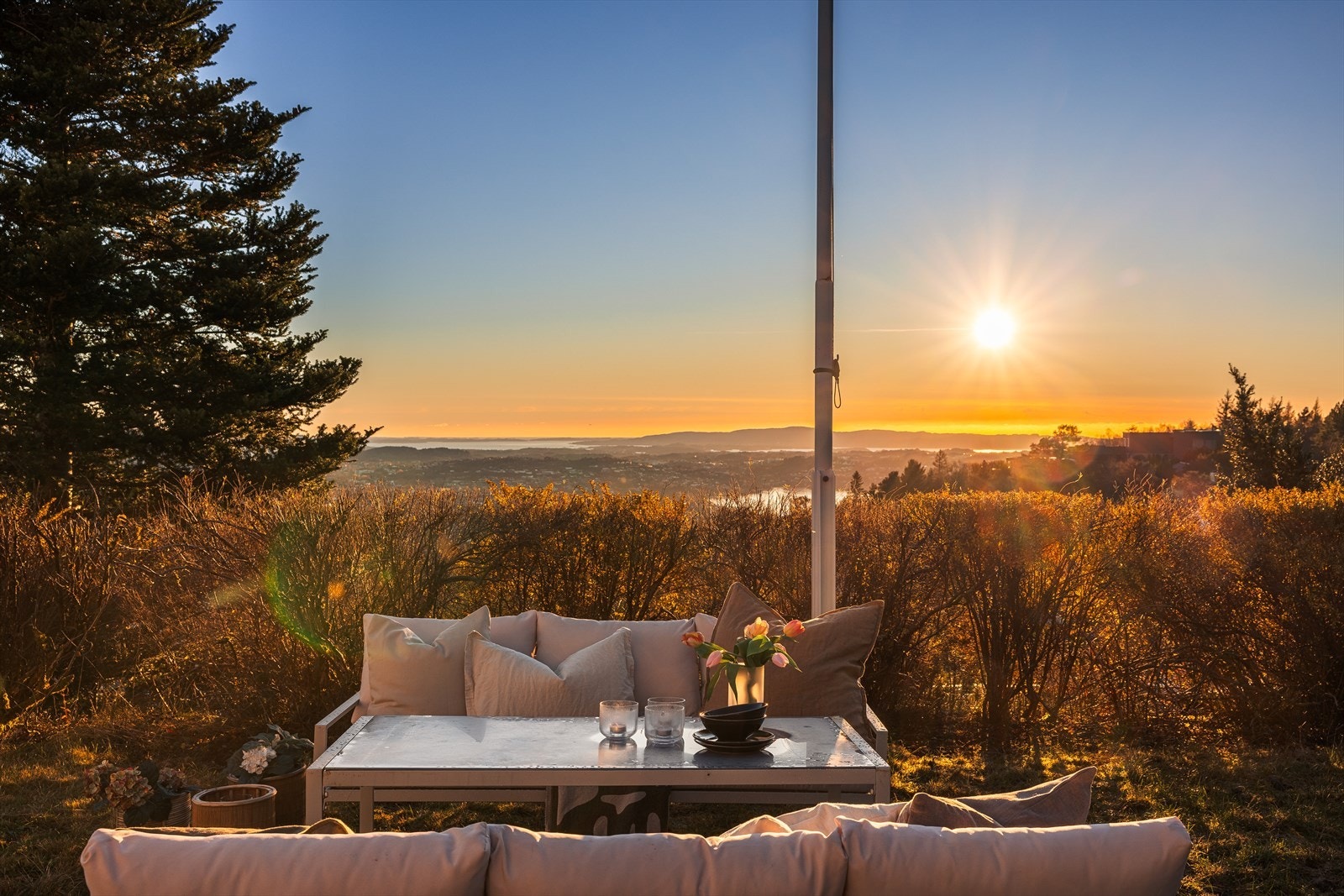 Drømmeutsikt med solnedgang over vakker natur. Perfekt sted for avslapning og hygge i rolige omgivelser Galleribilde
