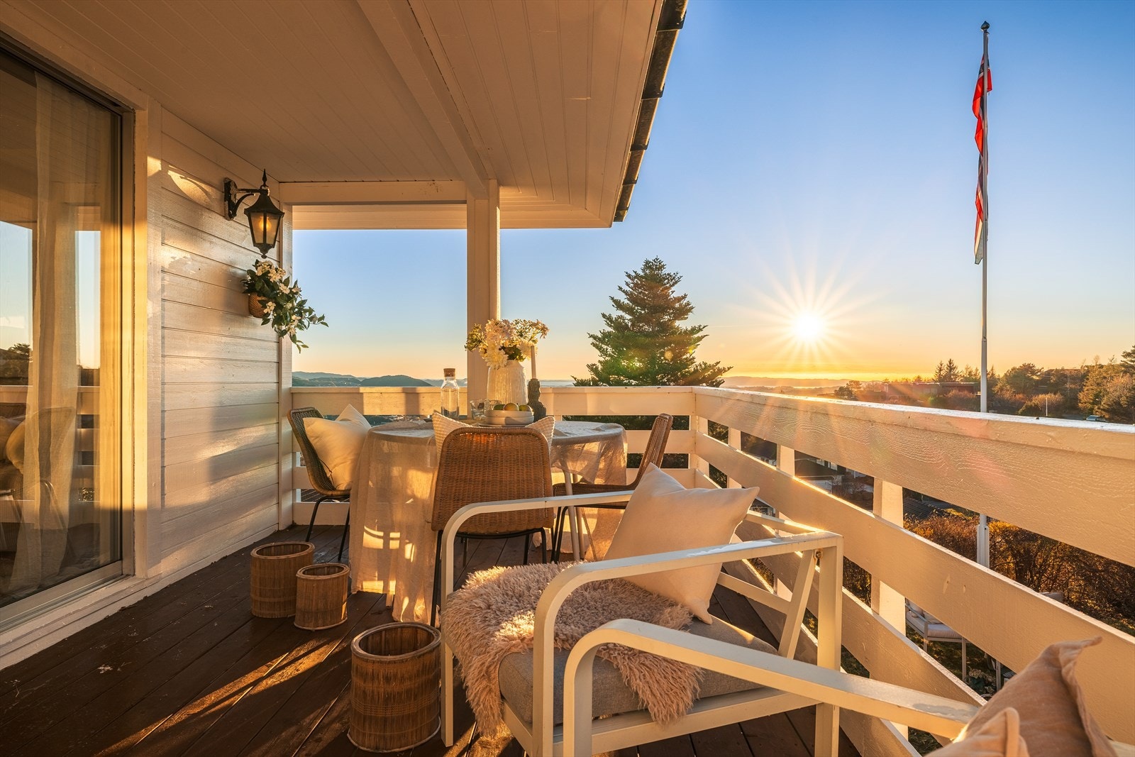 Delvis opparbeidet hage og delvis naturtomt Galleribilde