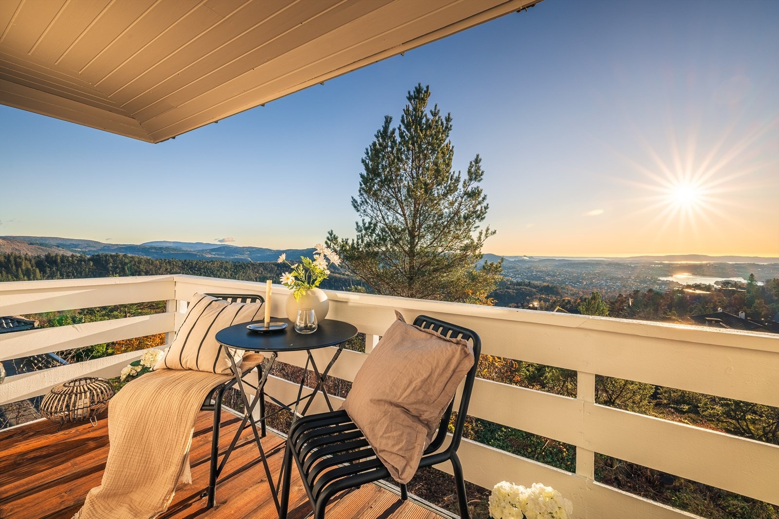 Her sitte man i le om det skulle komme en lett reinskur Galleribilde