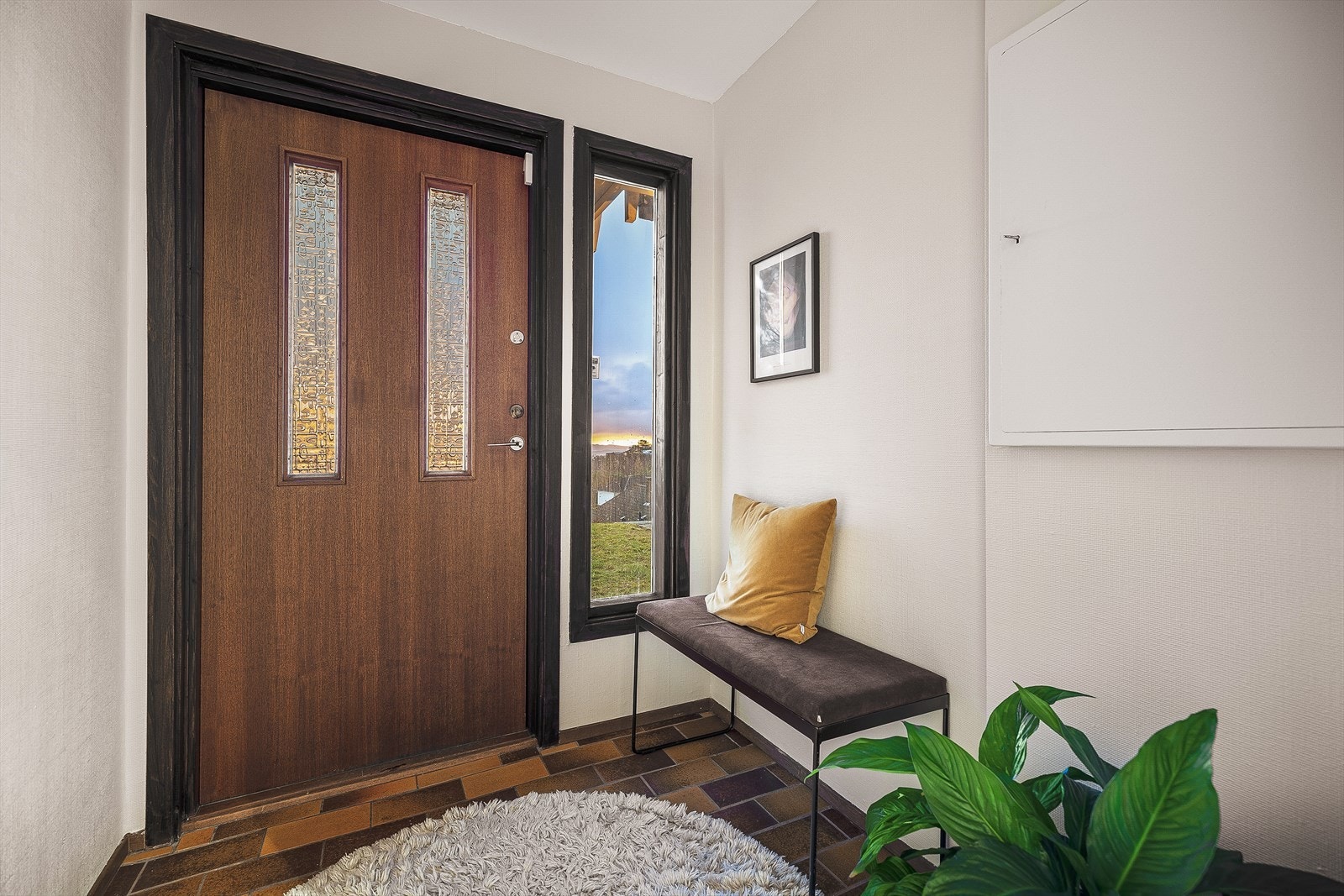 Velkommen inn i entreen! Her er det plass til å henge fra seg yttertøy og sette fra seg sko. Galleribilde