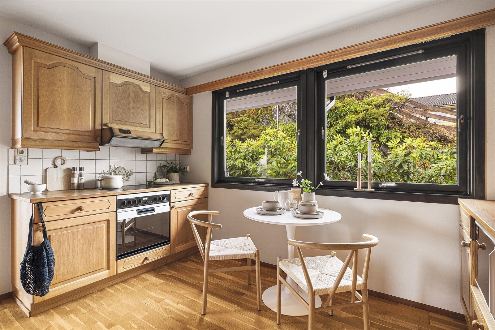 Lys og trivelig kjøkkenkrok med store vinduer som gir flott utsikt til grønne omgivelser. Perfekt for morgenkaffen. Galleribilde