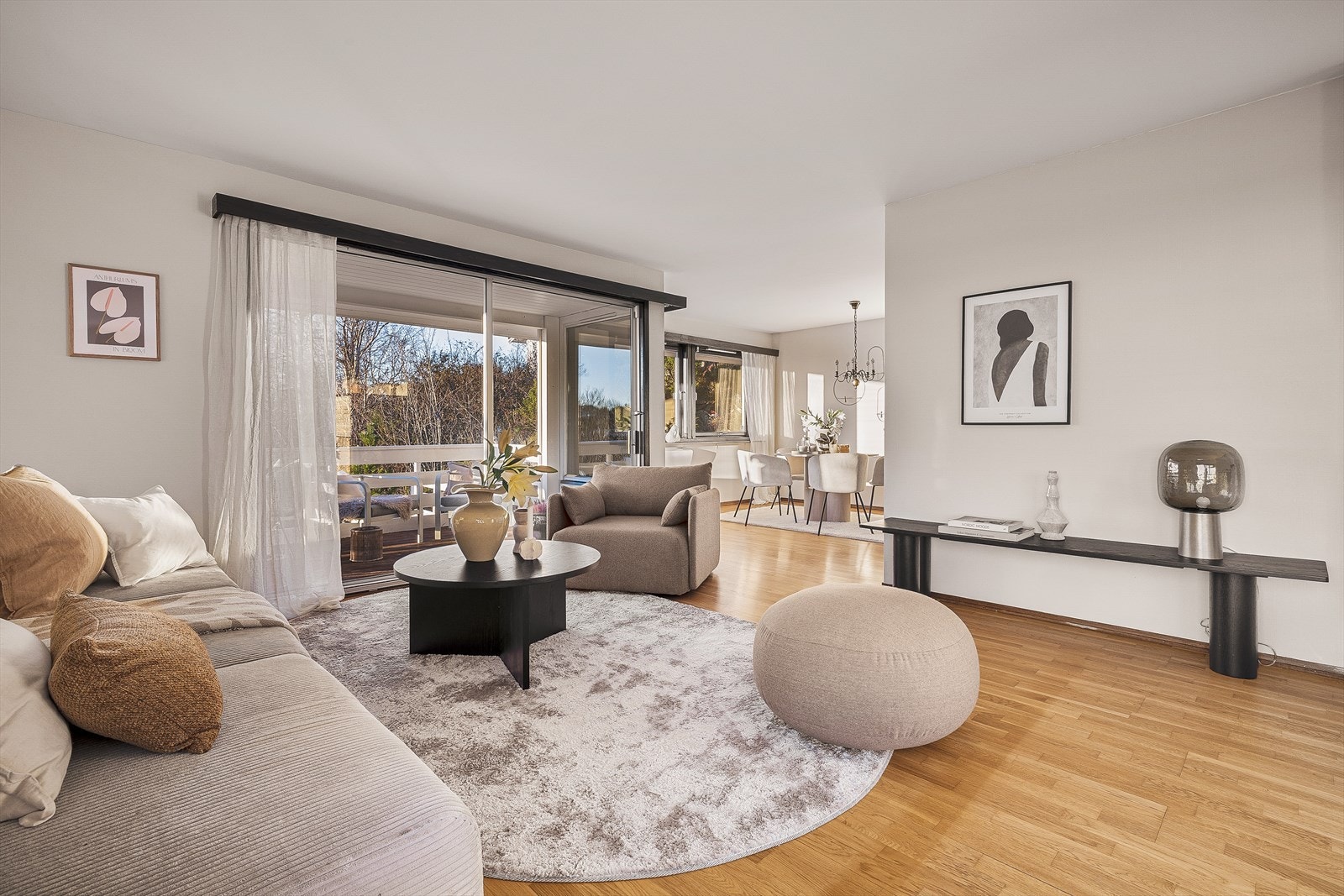 Fra stuen er det utgang til altanen som måler ca 10,8m² Galleribilde