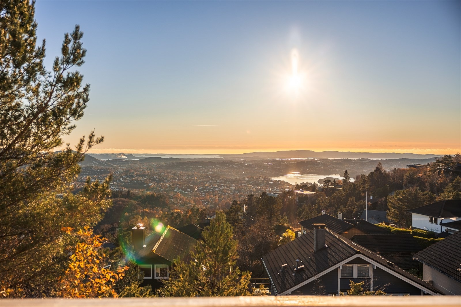 Spektakulær utsikt over byen med solfylt horisont. Rolig nabolag omringet av natur. Perfekt for deg som søker harmoni. Galleribilde
