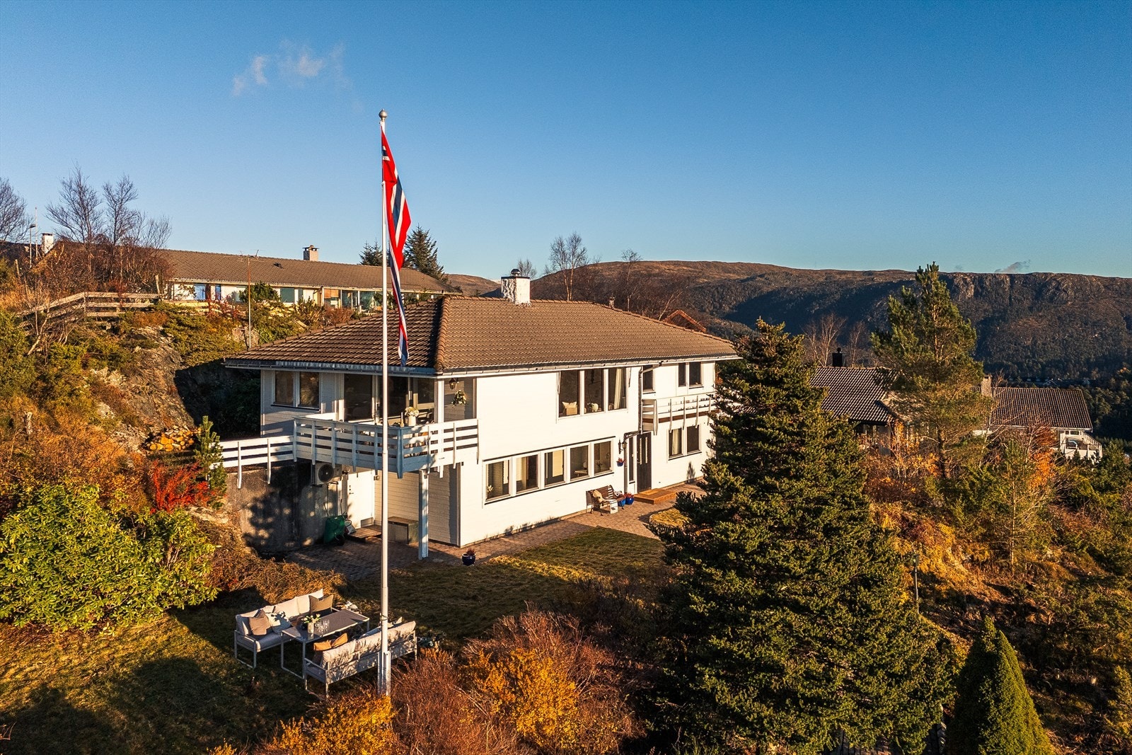 Fantastisk eiendom med flott utsikt og solrik hage i et svært attraktivt nabolag Galleribilde