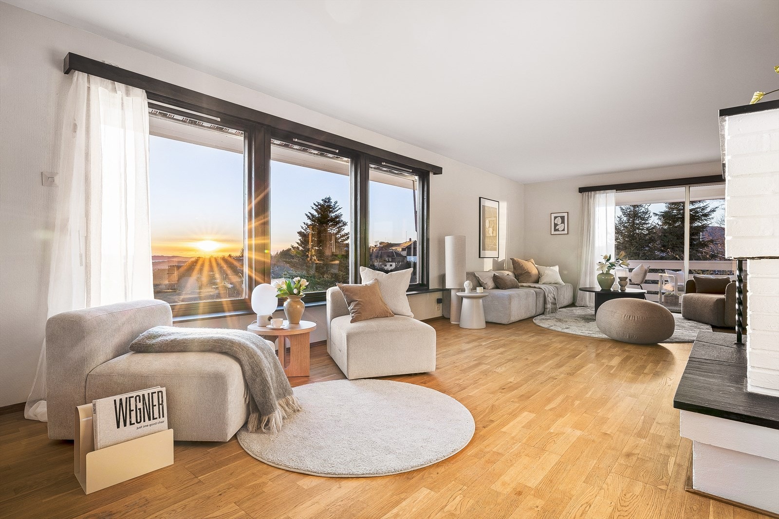 Flere store vindusflater sikrer et godt og naturlig lys innfall til rommet Galleribilde