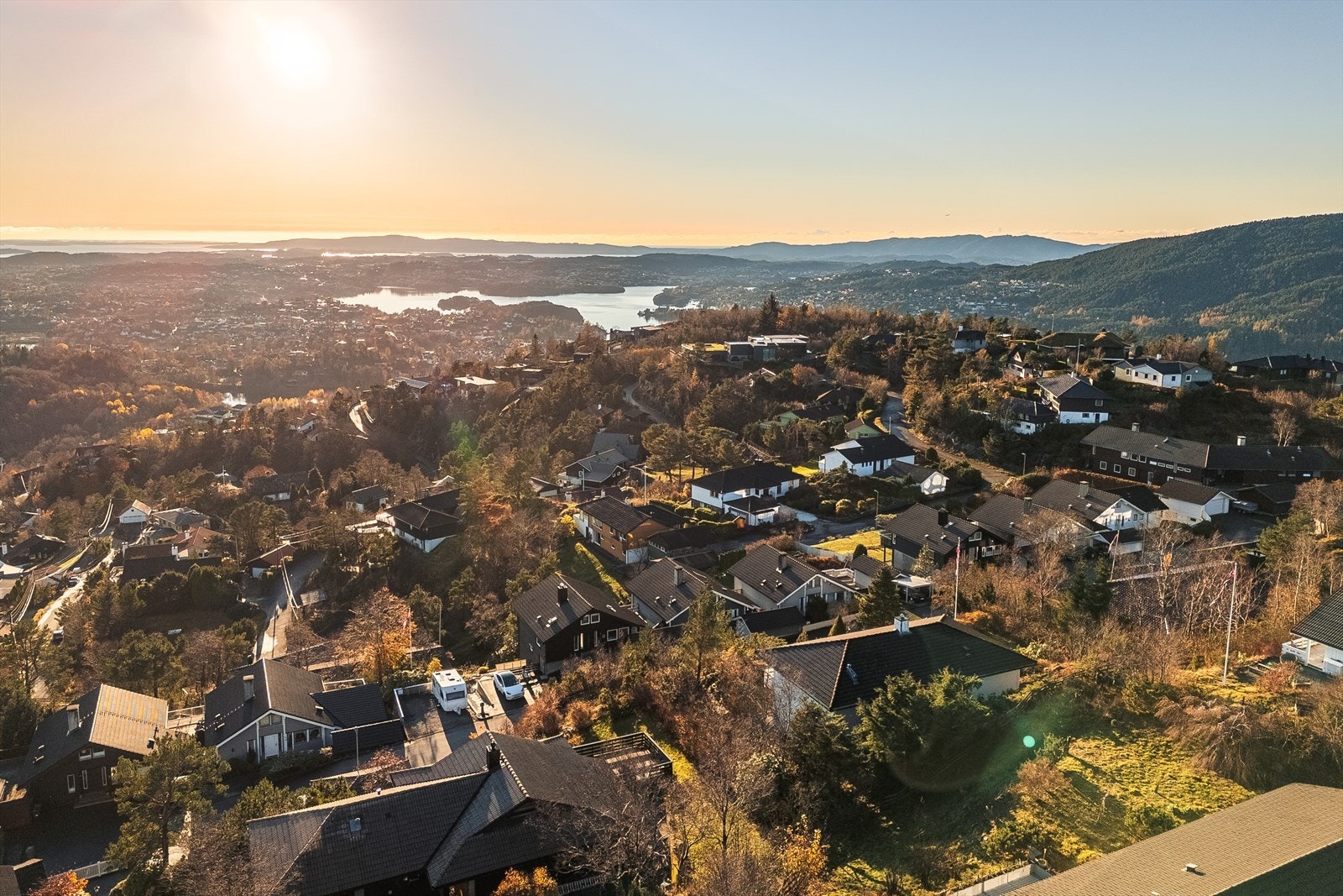 Rolig nabolag, perfekt for familier som søker fred og nærhet til naturen. Galleribilde