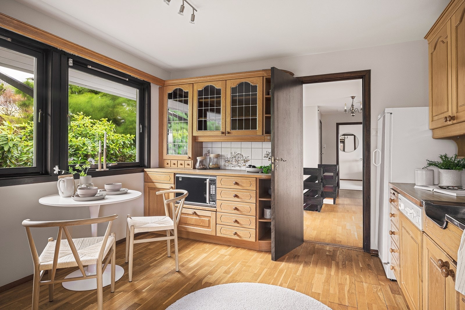 Egen spiseplass på kjøkkenet under kjøkkenvindu Galleribilde