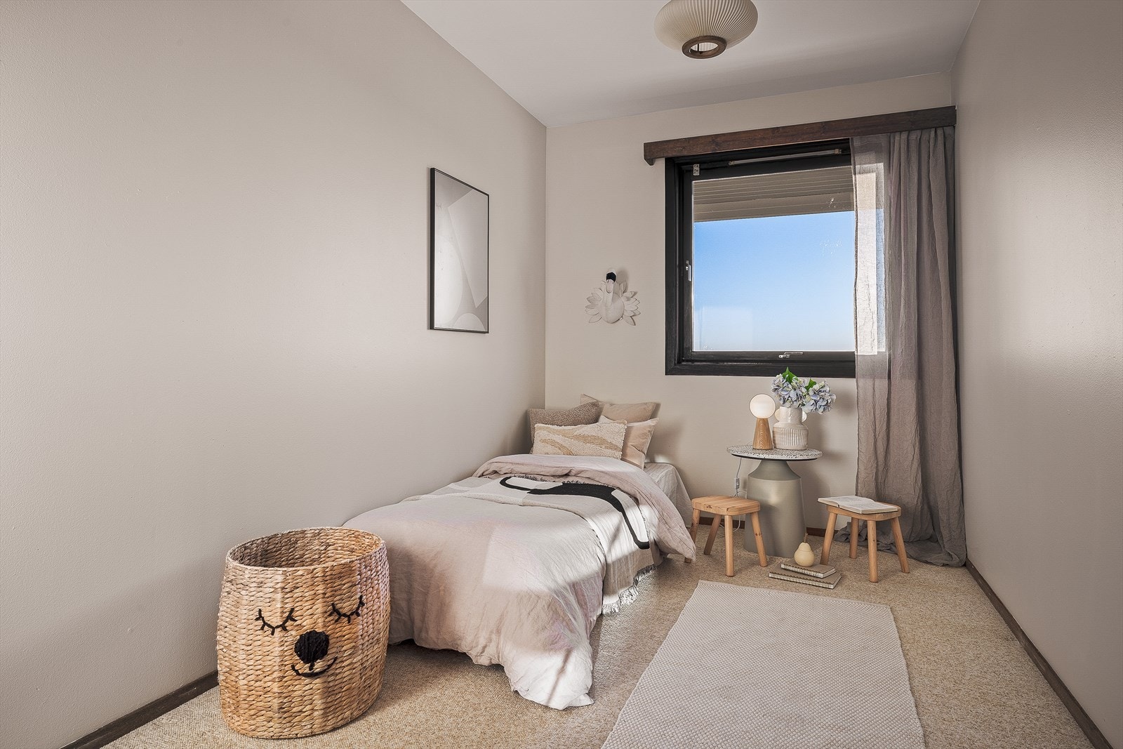 Boligen har 4 soverom, 2 i hver etasje Galleribilde