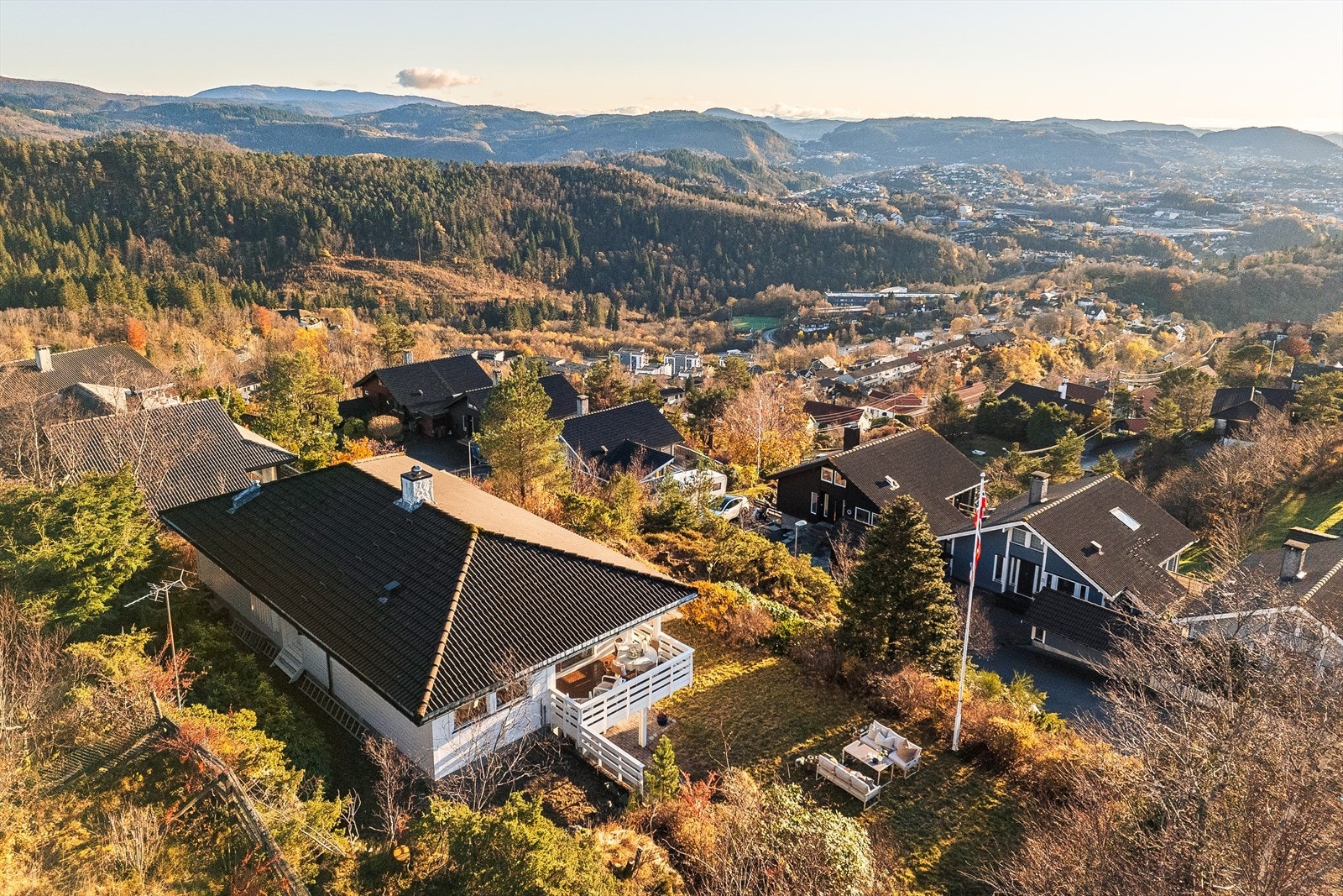 Denne vakre boligen ligger idyllisk til med fantastisk utsikt over nærområdet, omgitt av frodig natur og rolige omgivelser. Galleribilde