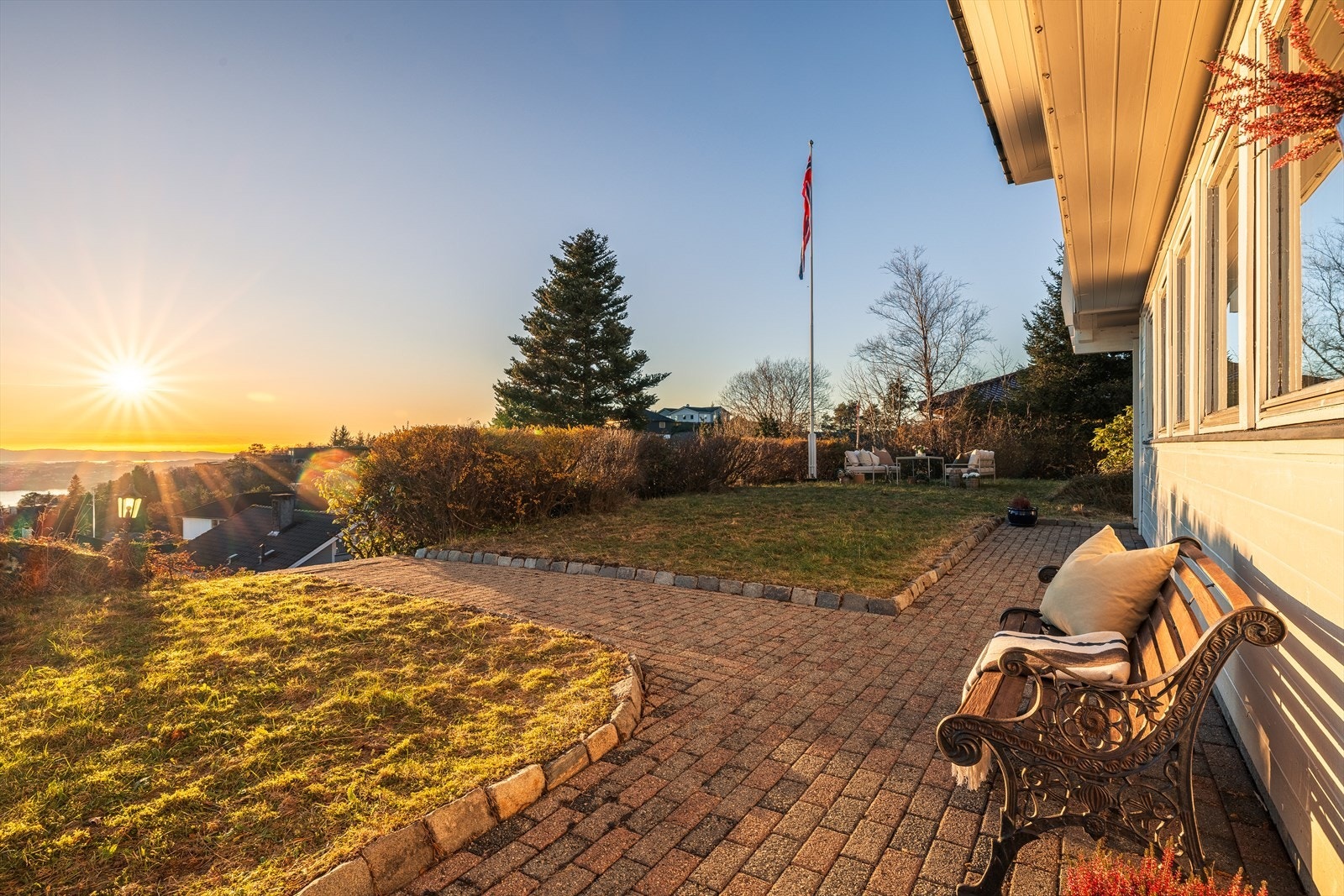 Med gode solforhold og flotte hagemuligheter, er det godt tilrettelagt for å skape drømmehjemmet. Galleribilde