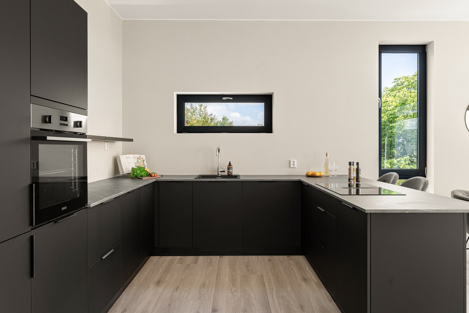 Kjøkkeninnredningen har slette fronter, noe som letter rengjøringen. Galleribilde