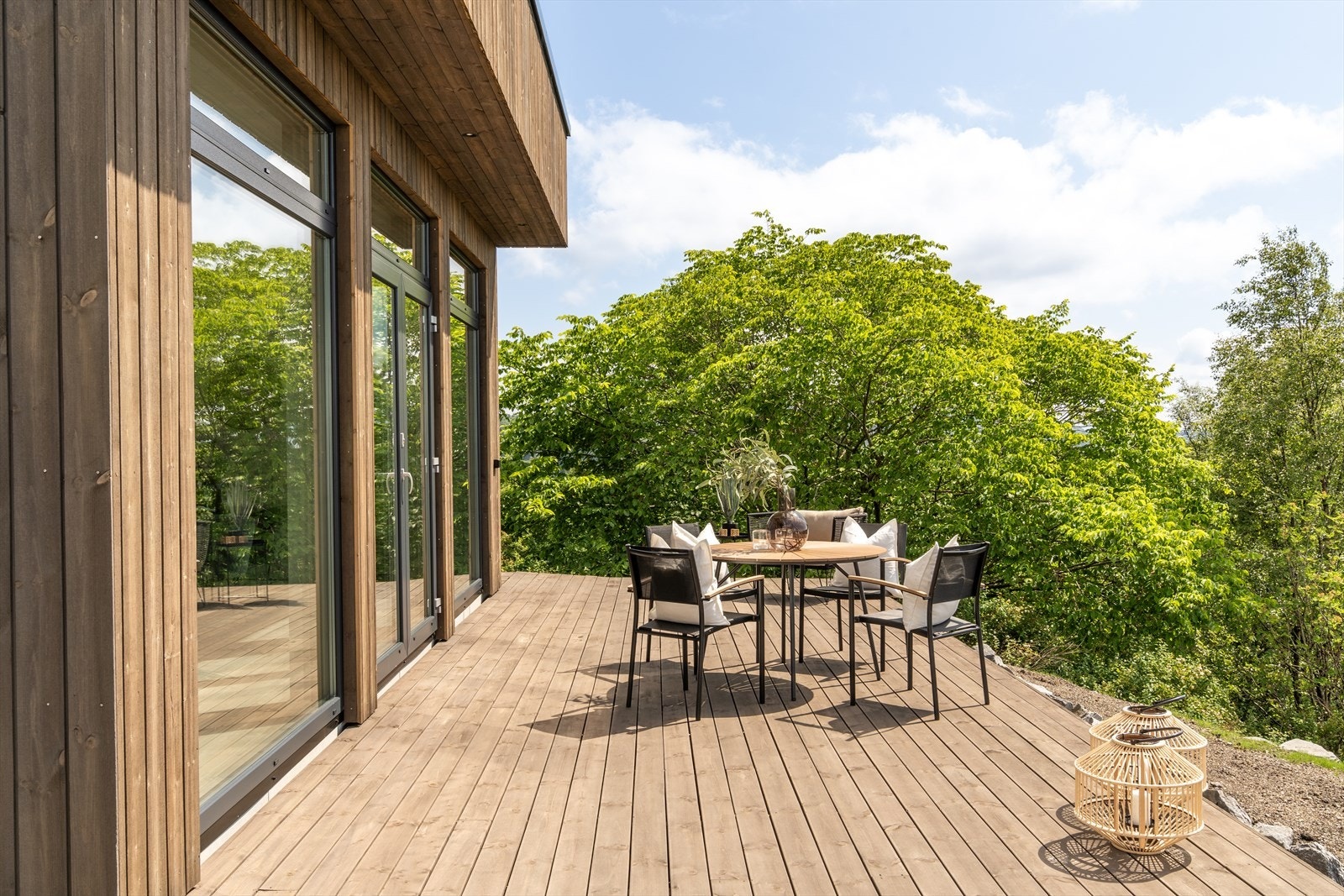 Uteområdet er perfekt for avslapning og sosiale sammenkomster i naturskjønne omgivelser. Galleribilde