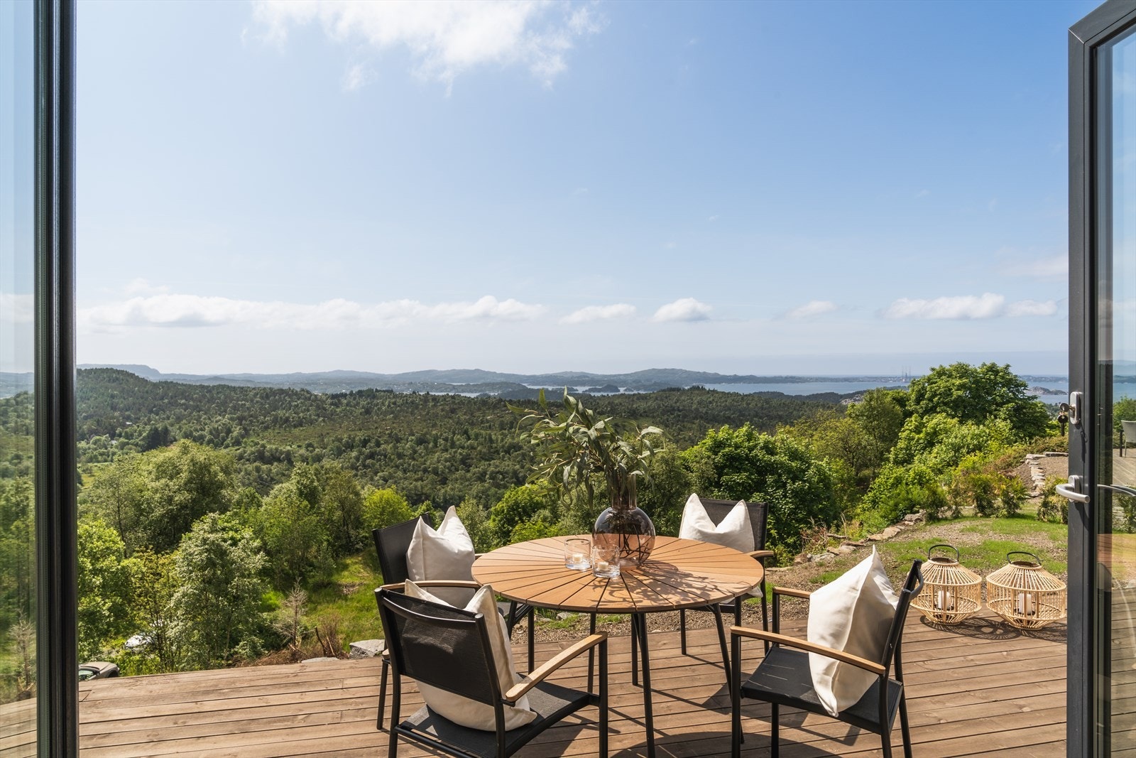 Via den store terrassedøren er det som stuen forlenges ut mot naturen Galleribilde