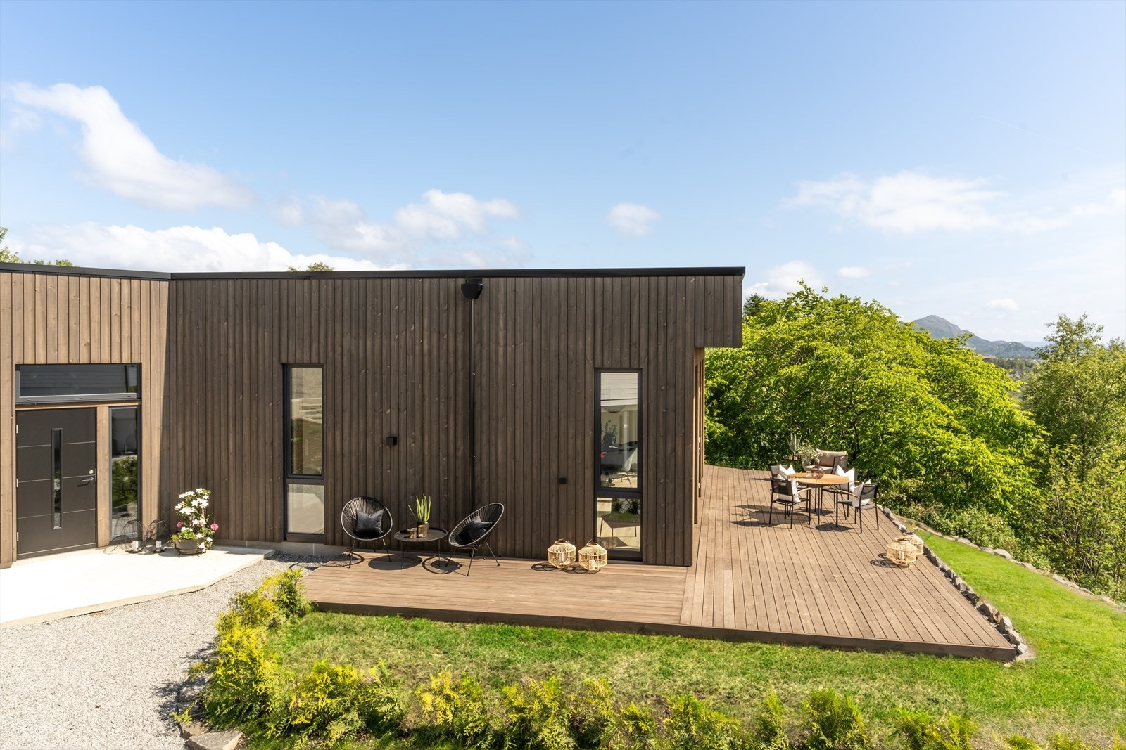 Våtrommene har flislagte gulv med underliggende varmekabler, resterende rom har laminat på gulv. Galleribilde