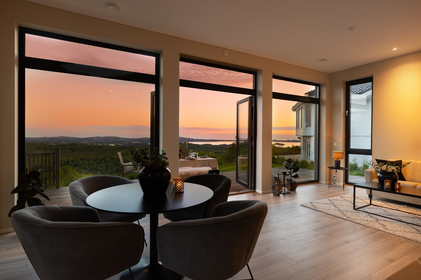 Opplev spektakulær solnedgang og panoramautsikt over nærområdet fra stuevinduene. Galleribilde